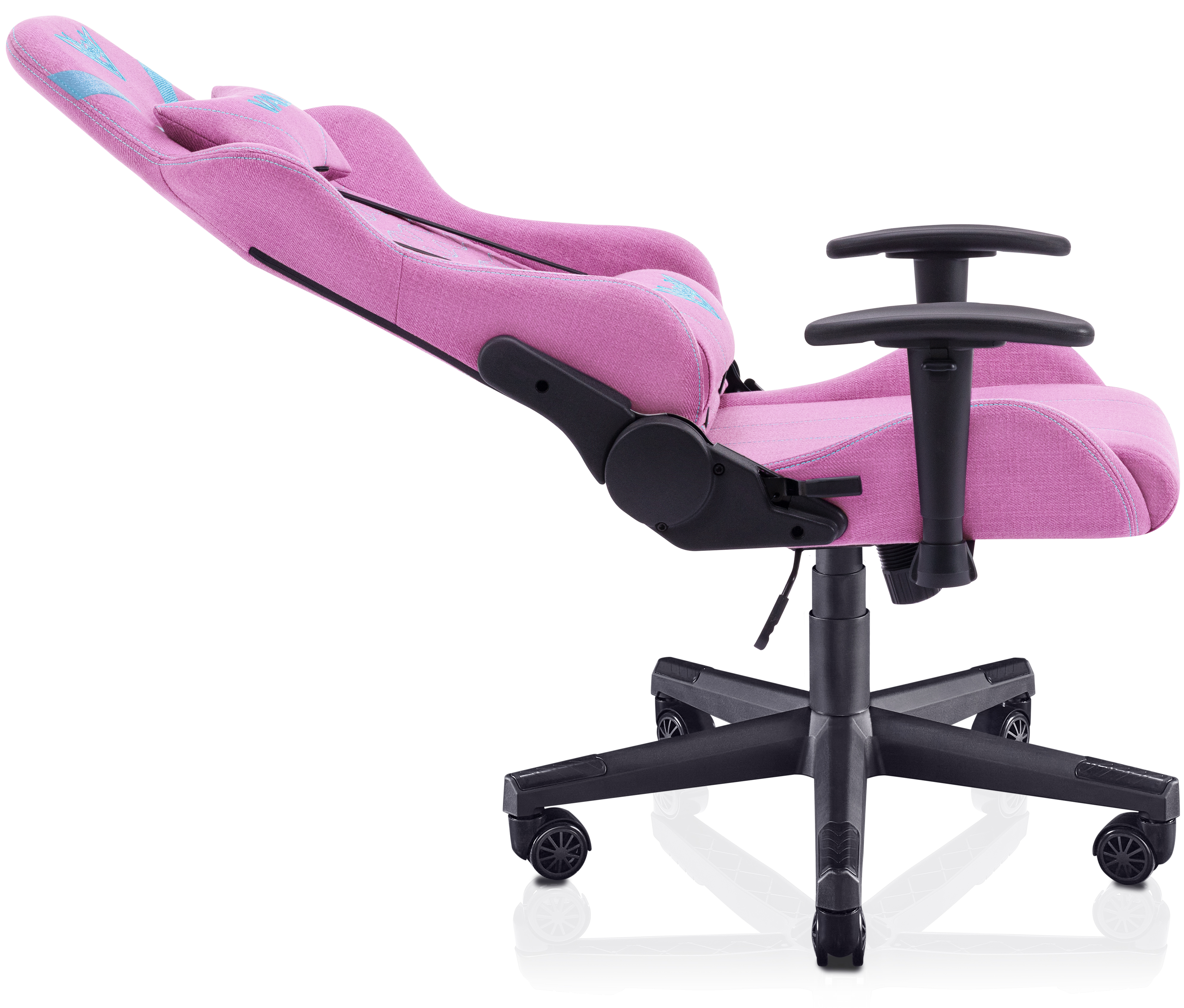 Una silla gaming rosa con reposabrazos negros y base negra. Está sobre un fondo blanco.