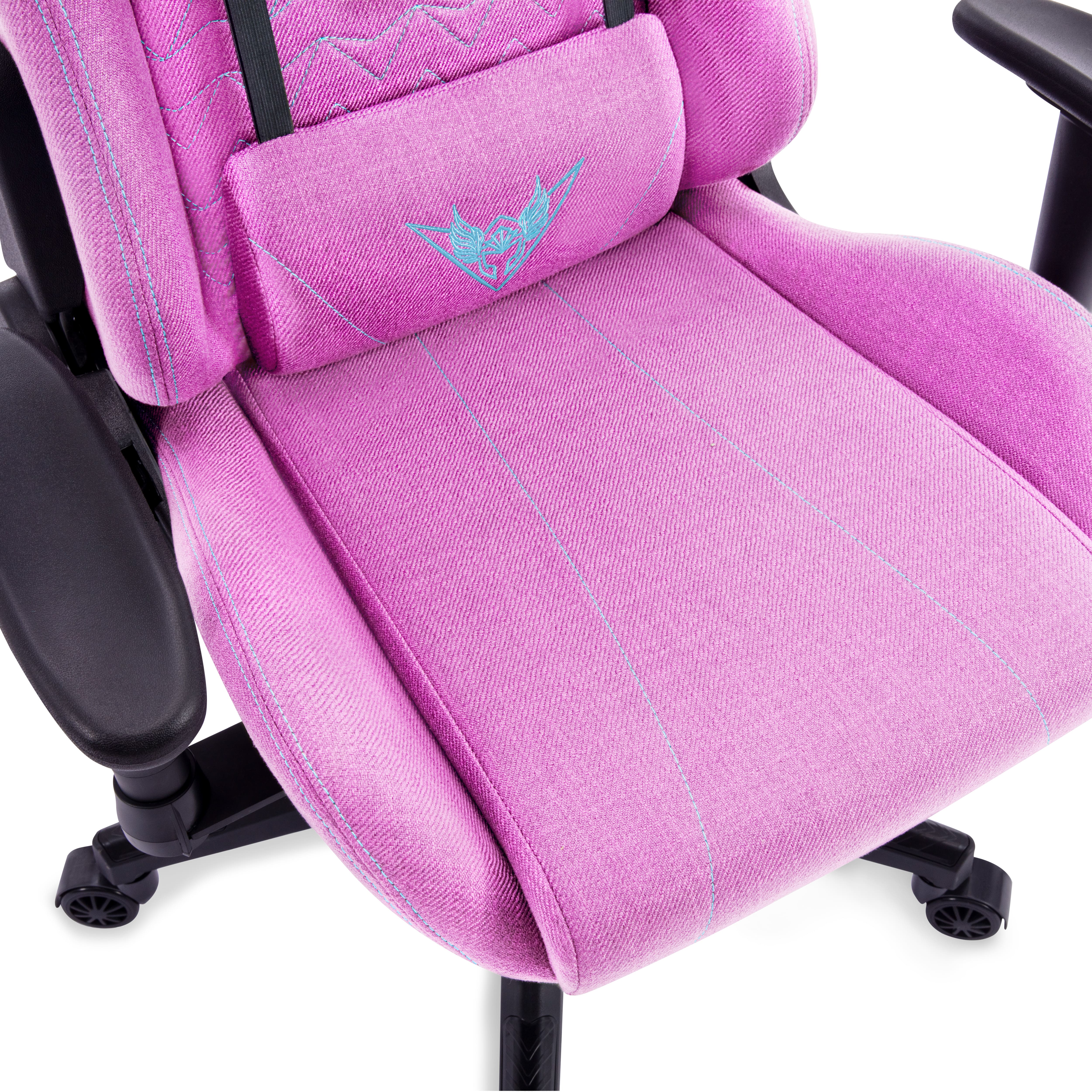 Silla gaming rosa con logo azul, sobre fondo blanco, primer plano.