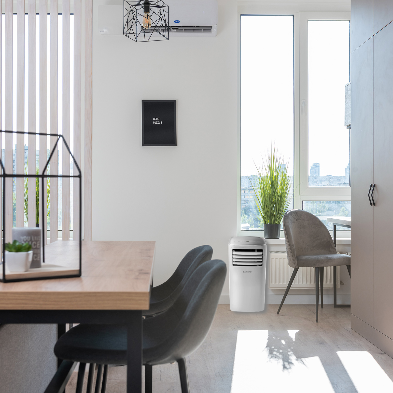 Escena interior: mesa de comedor, sillas, ventana, aire acondicionado y un enfriador de aire portátil.