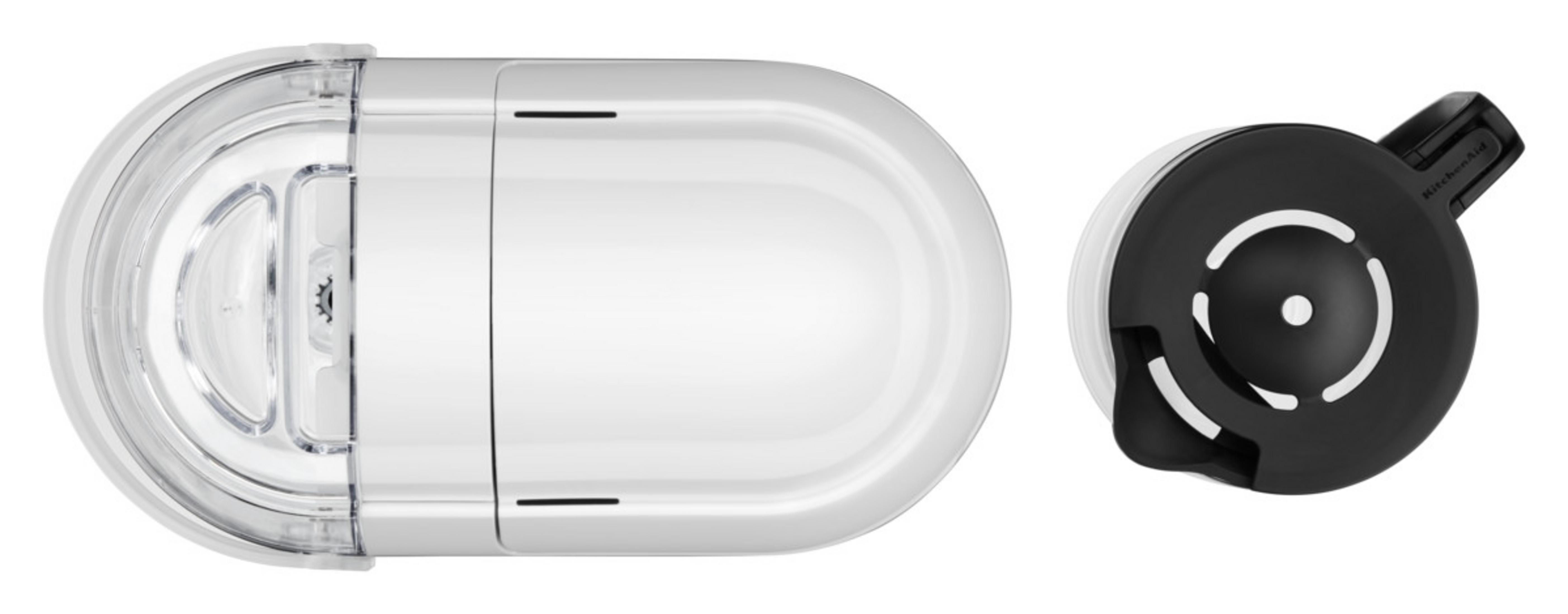 Beyaz KitchenAid blender üstü ve siyah kapak, beyaz arka plan üzerinde izole edilmiş.