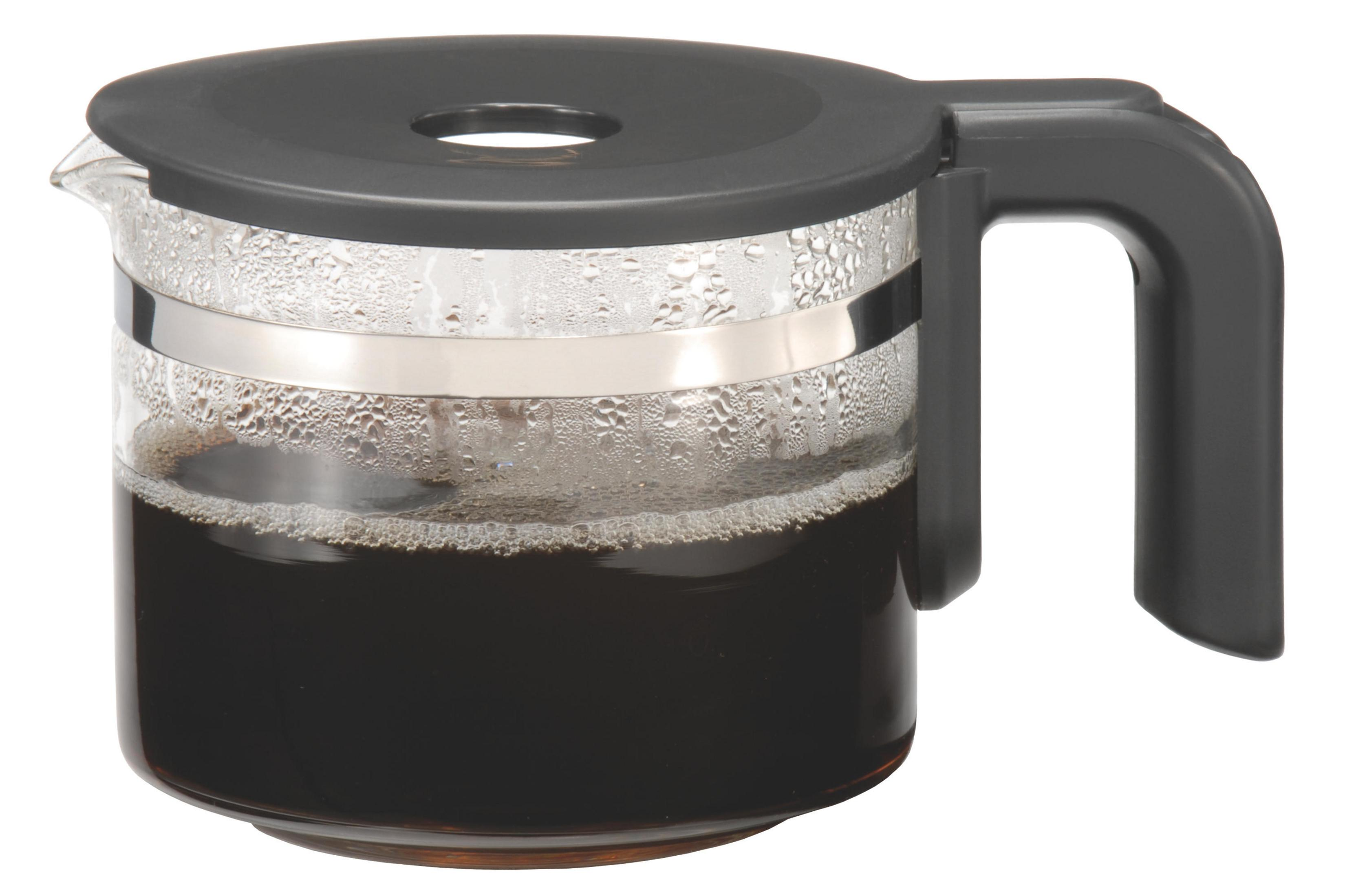 Szklany dzbanek do kawy z kawą w środku i czarną pokrywką.