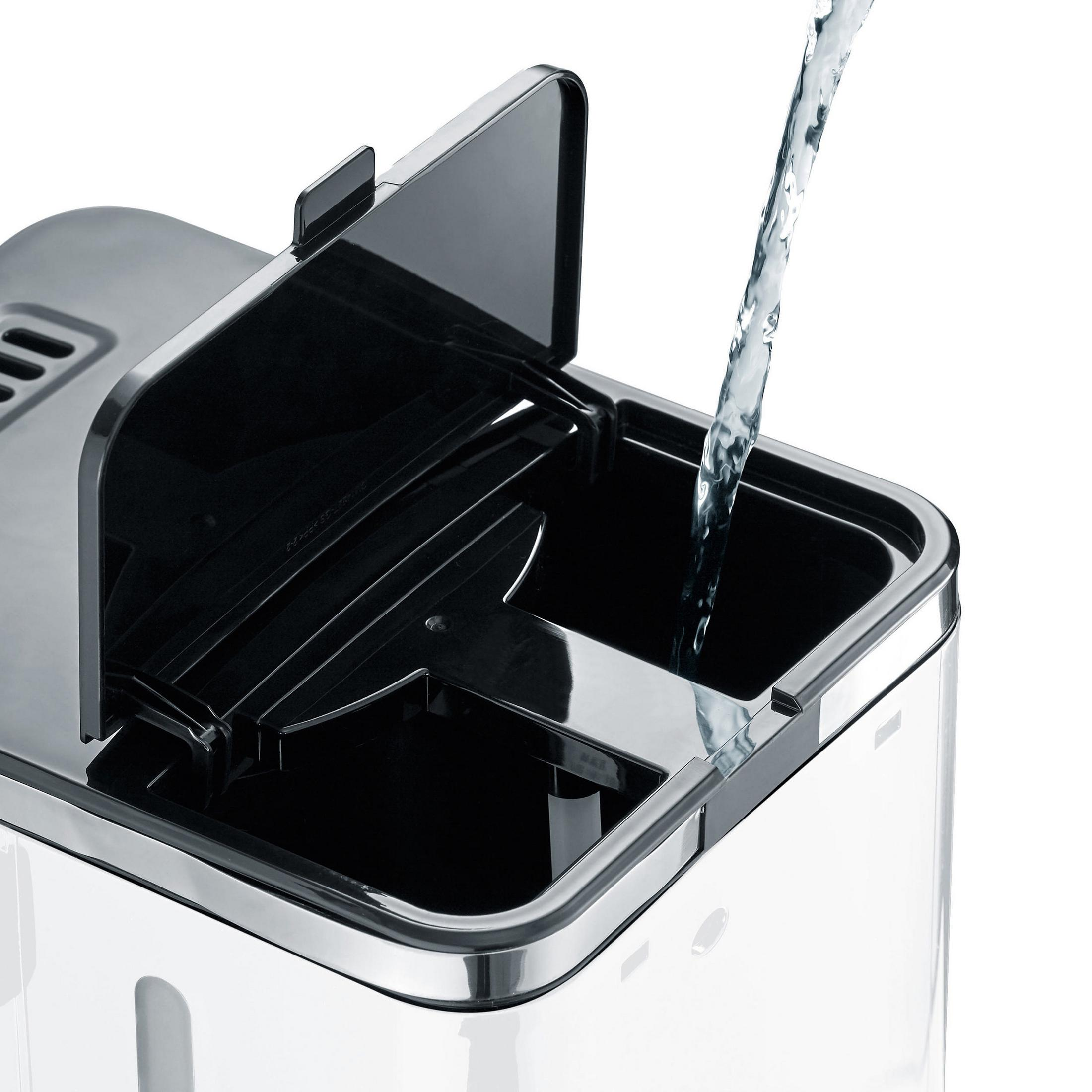 Woda wlewana do pojemnika z czarną pokrywą.