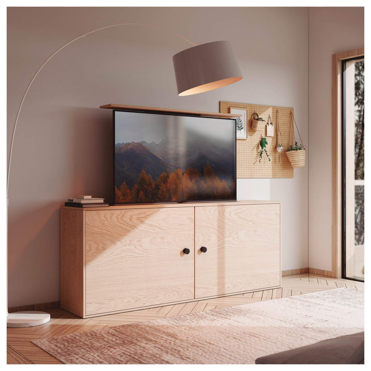 Escena de sala con TV en mueble de madera. Lámpara, panel con plantas y ventana presentes.