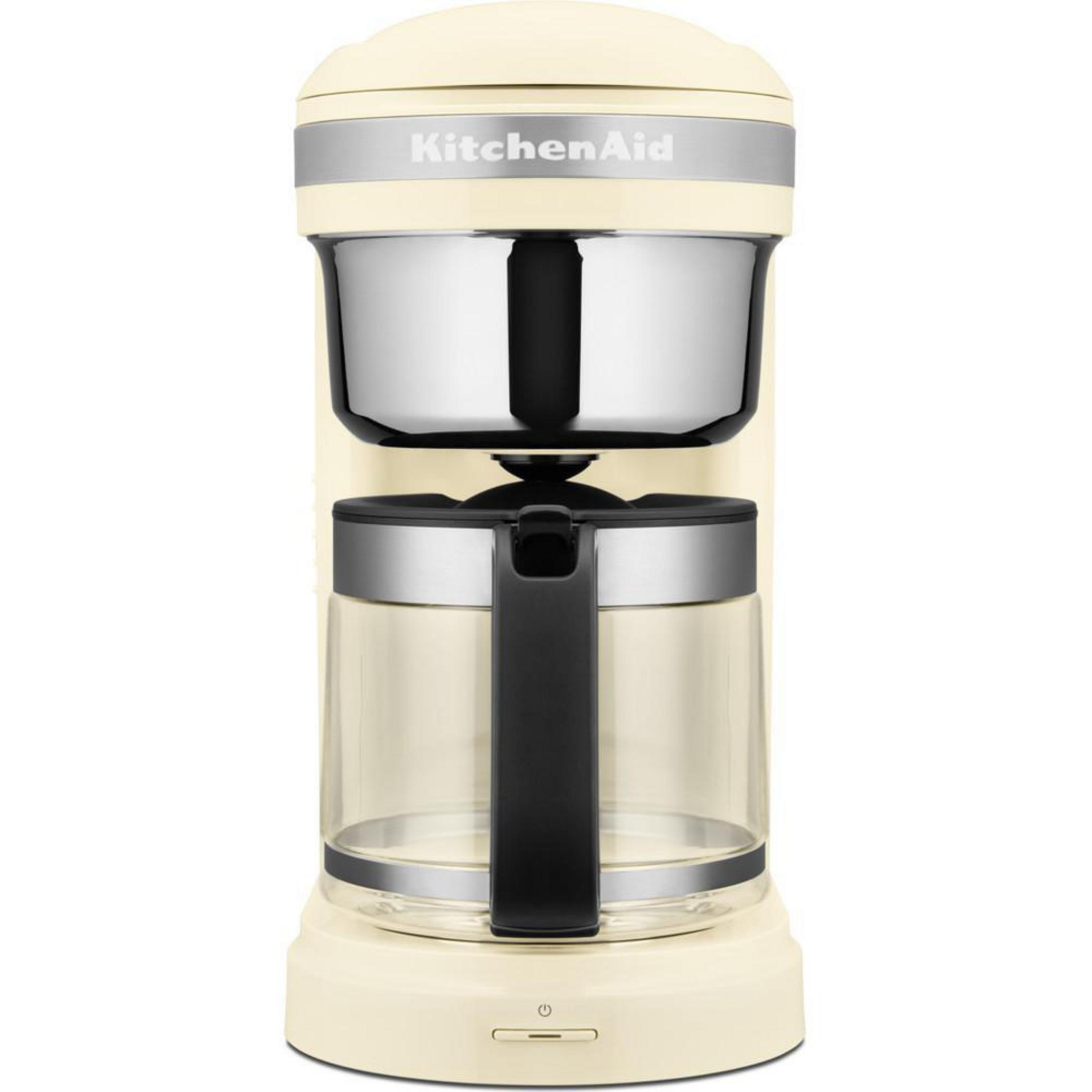 Cremefarbene KitchenAid Kaffeemaschine, ein modernes Gerät.