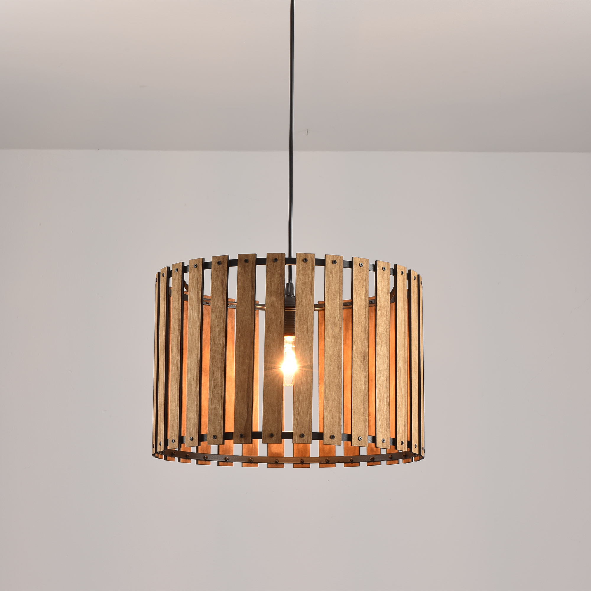 Hängelampe aus Holz mit vertikalen Lamellen, die von der Decke hängt.