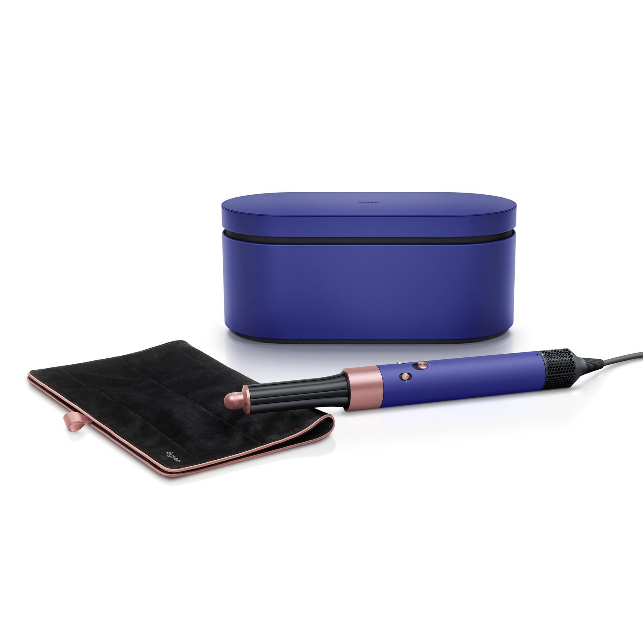 Dyson Haarstyler-Set: blaue Hülle, Styler und Hitzematte. Alles vor weißem Hintergrund.