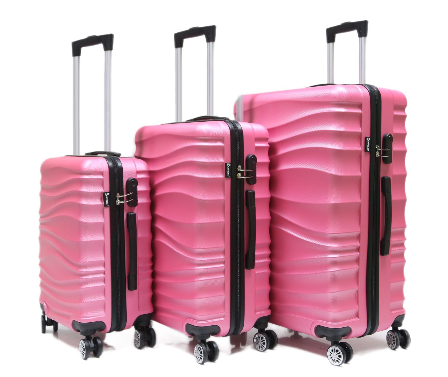 Set aus drei pinken Koffern mit schwarzen Griffen und Reißverschlüssen. Sie stehen auf weißem Hintergrund.