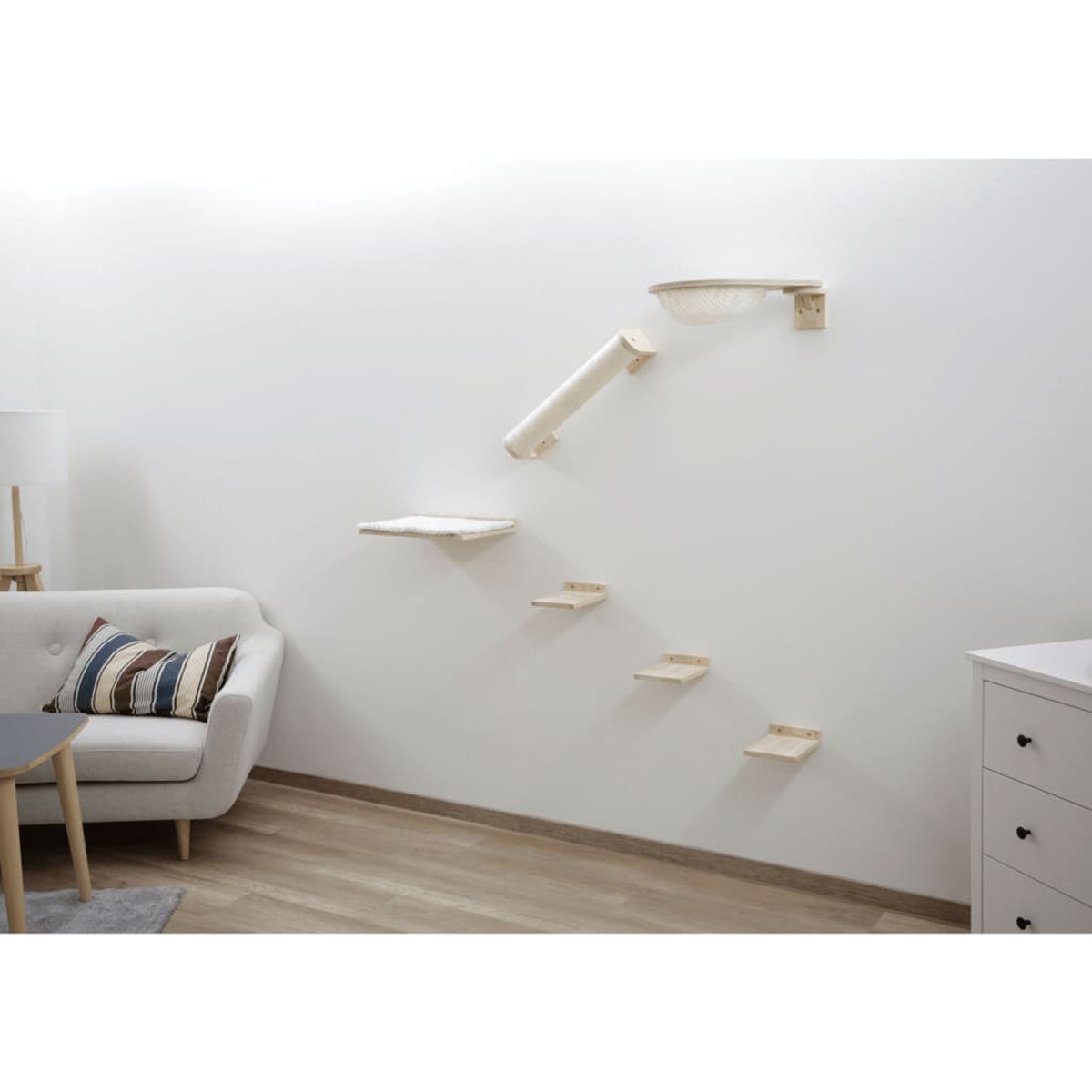 Eine Reihe von Katzenregalen aus Holz und eine Kletterstruktur sind an einer weißen Wand angebracht.