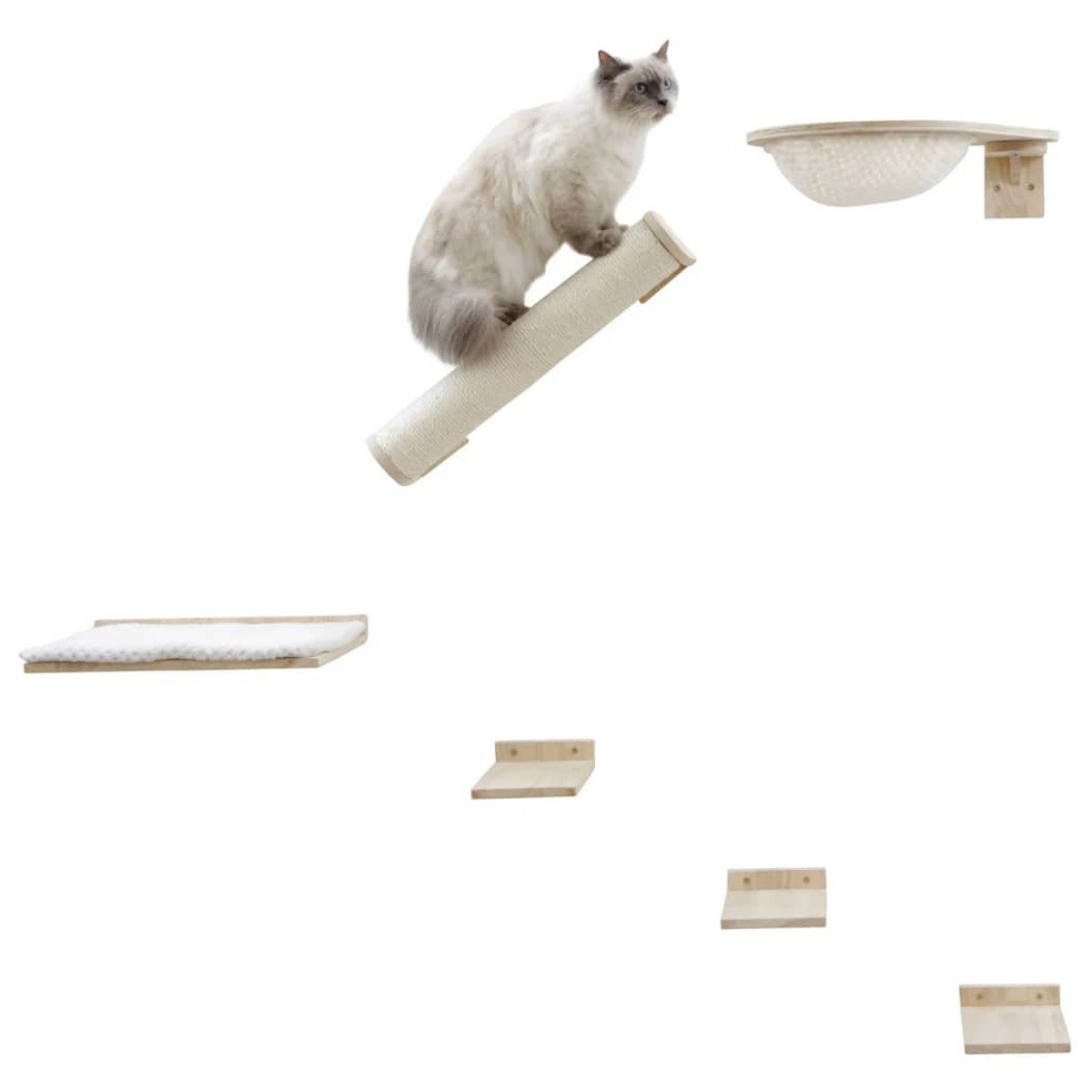 Katzenkletterstruktur an einer weißen Wand, mit einer Katze auf einer Kletterrampe.