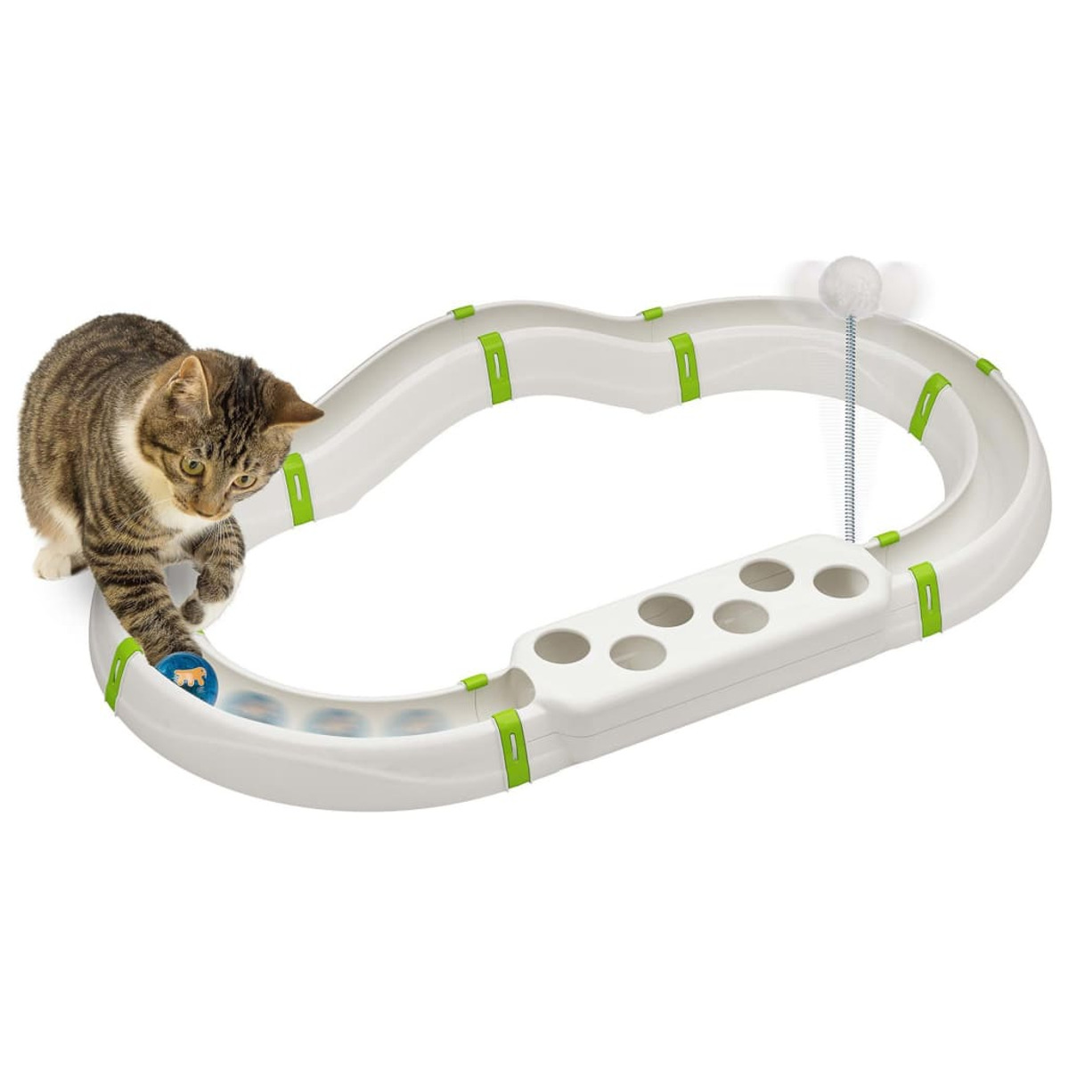Katzenspielzeug mit spielender Katze. Das Spielzeug ist weiß und hat eine Bahn mit Bällen. Der Hintergrund ist weiß.