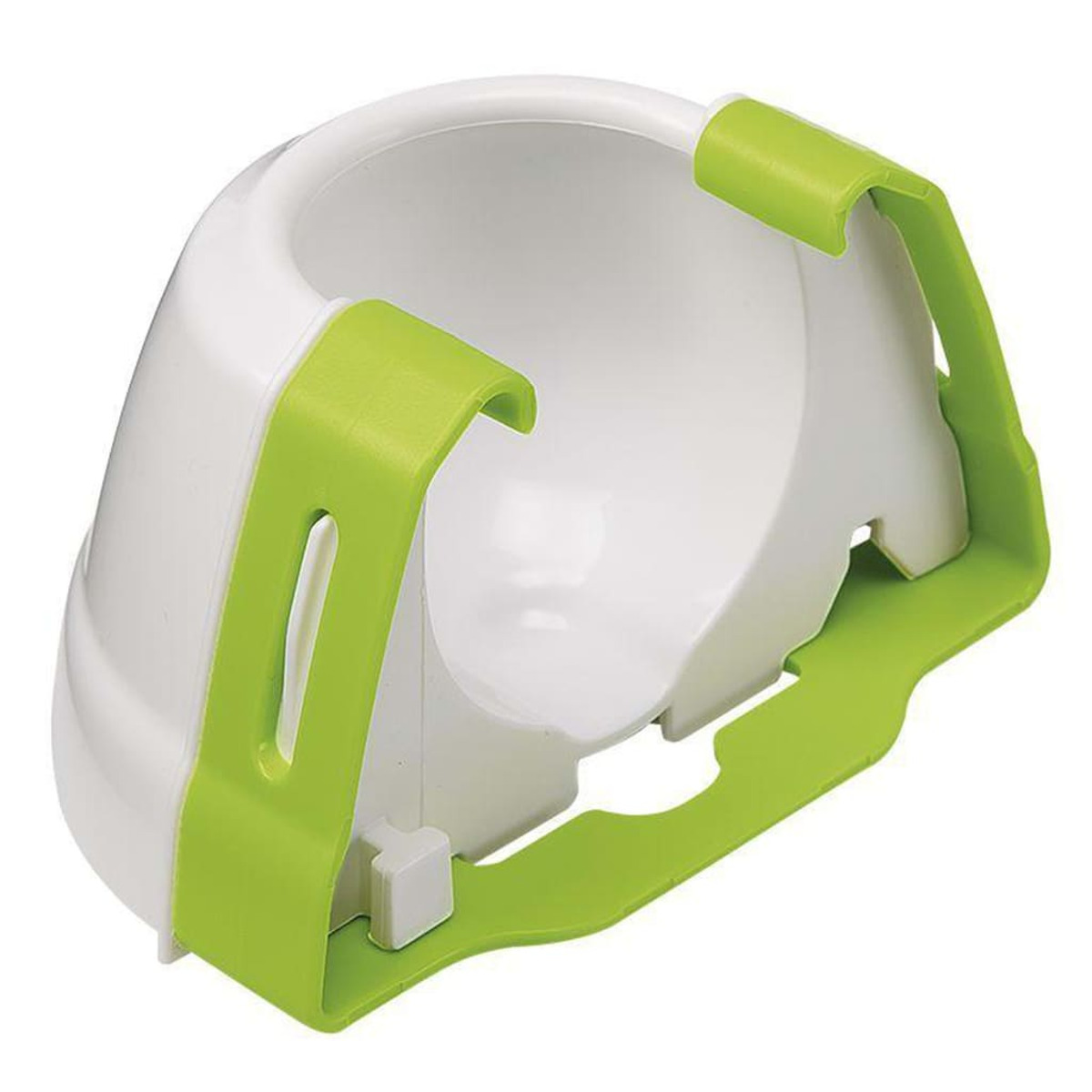 Weißer und grüner Plastiknapf mit grünen Griffen. Weißer Hintergrund.
