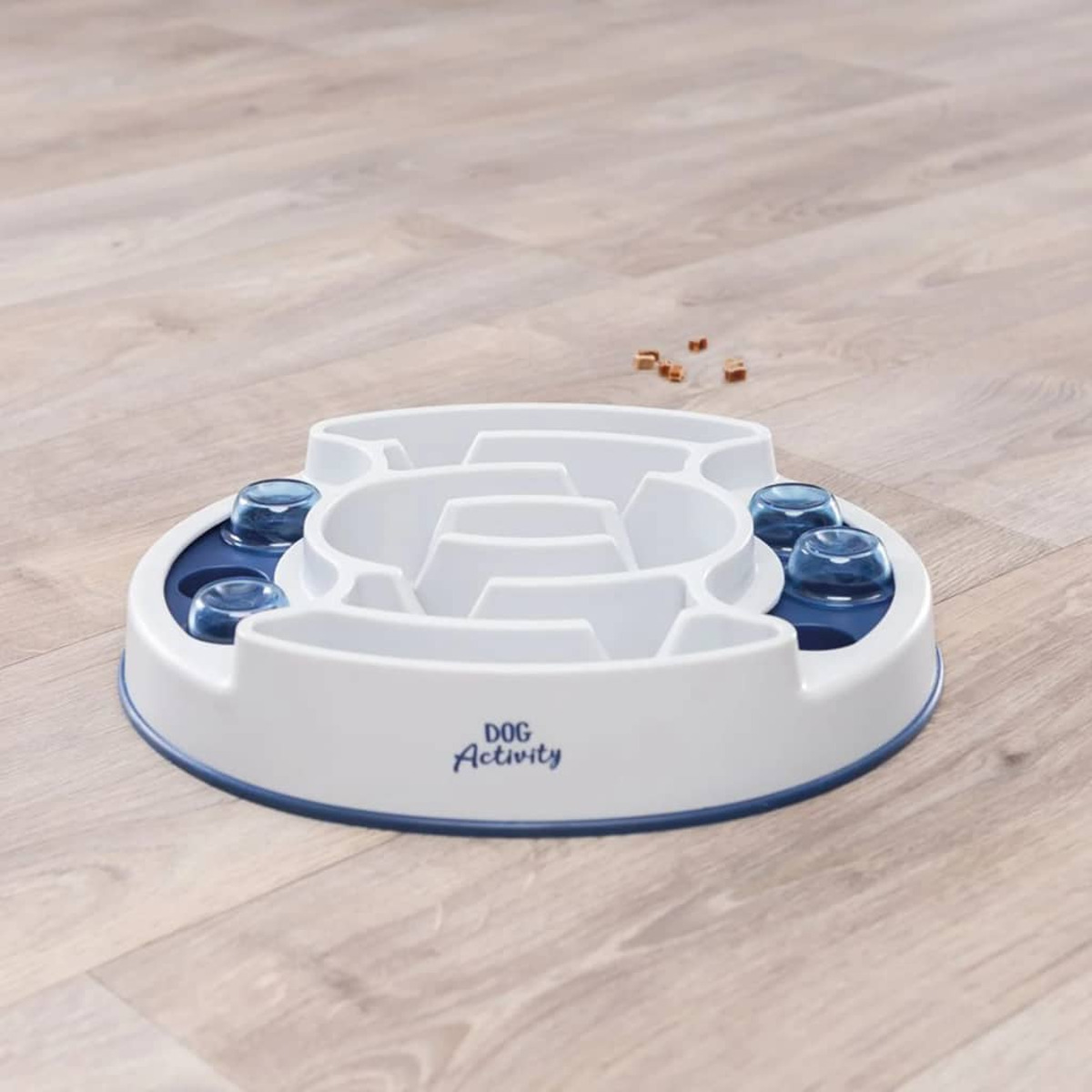 Zabawka dla psa na drewnianej podłodze. Biało-niebieski design z