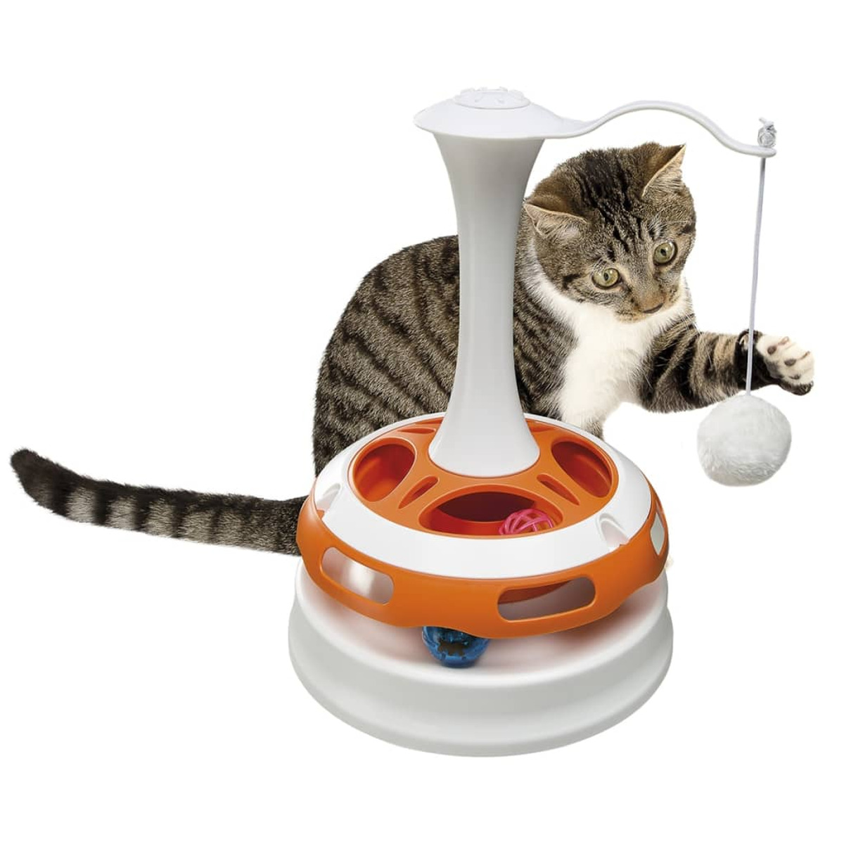 Gatto tabby che gioca con un giocattolo per gatti. Il giocattolo è bianco e arancione e ha una palla.
