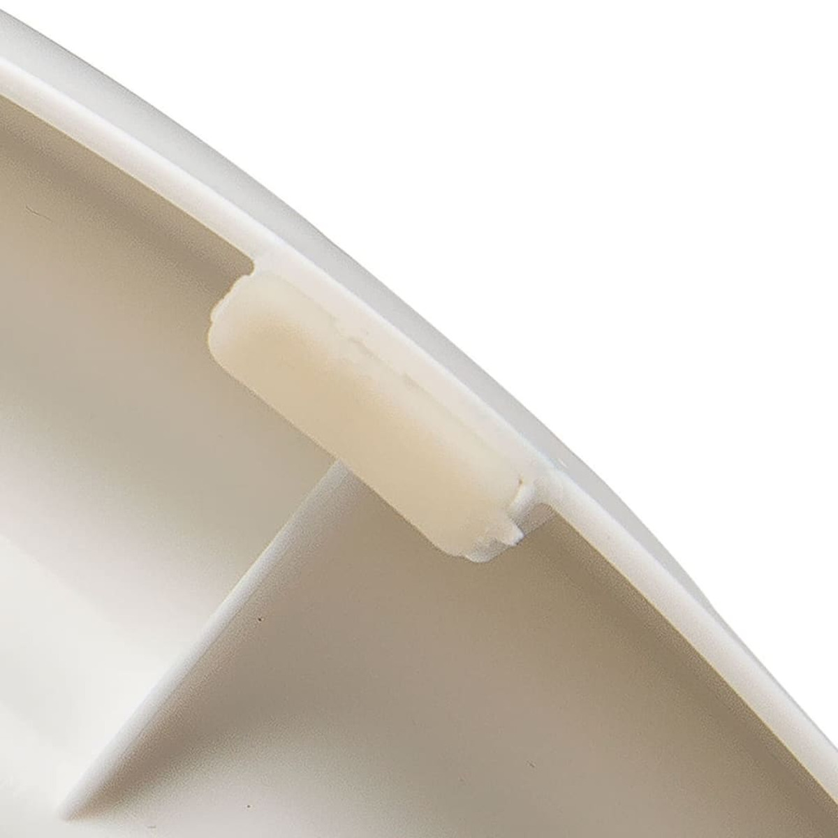 Un primo piano di un componente in plastica bianca con un piccolo perno cilindrico bianco sporco sporgente.