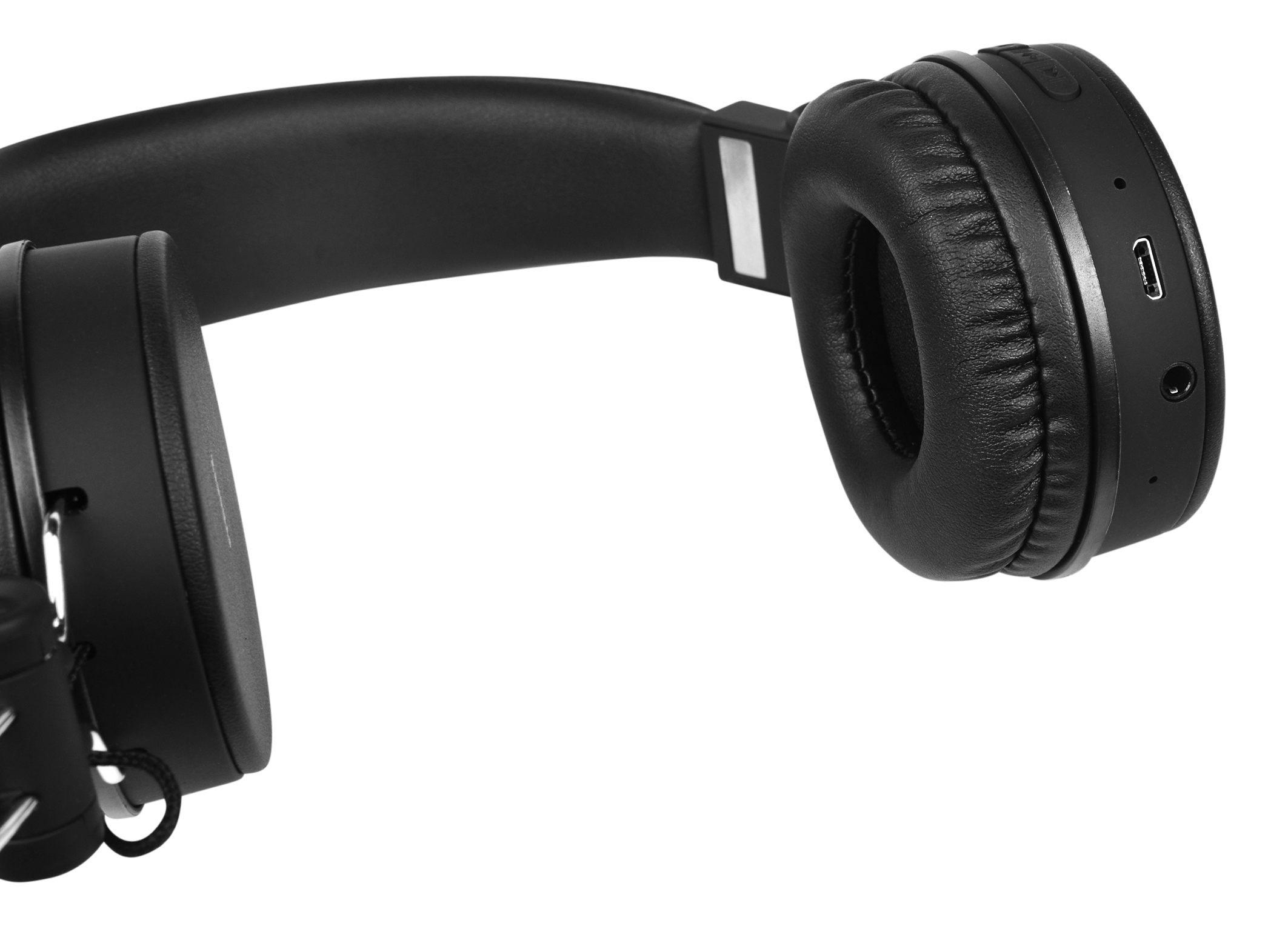 Cuffie wireless nere, che mostrano i padiglioni auricolari e una porta di ricarica.