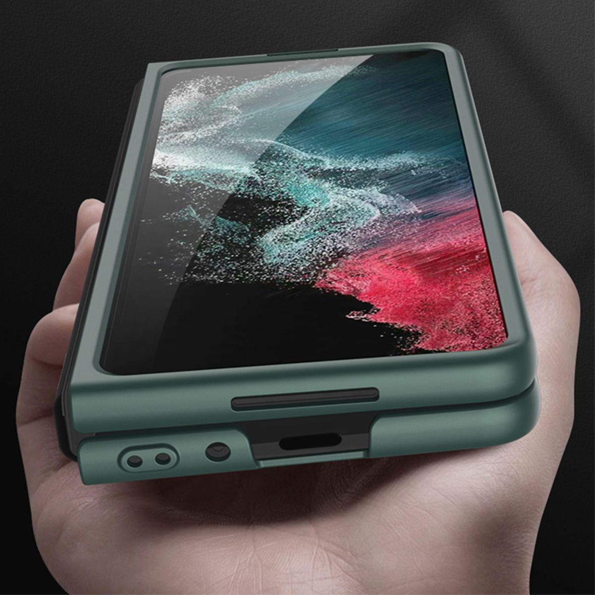 Hand hält eine grüne Handyhülle mit einem Telefon darin. Die Hülle hat ein glattes Finish.