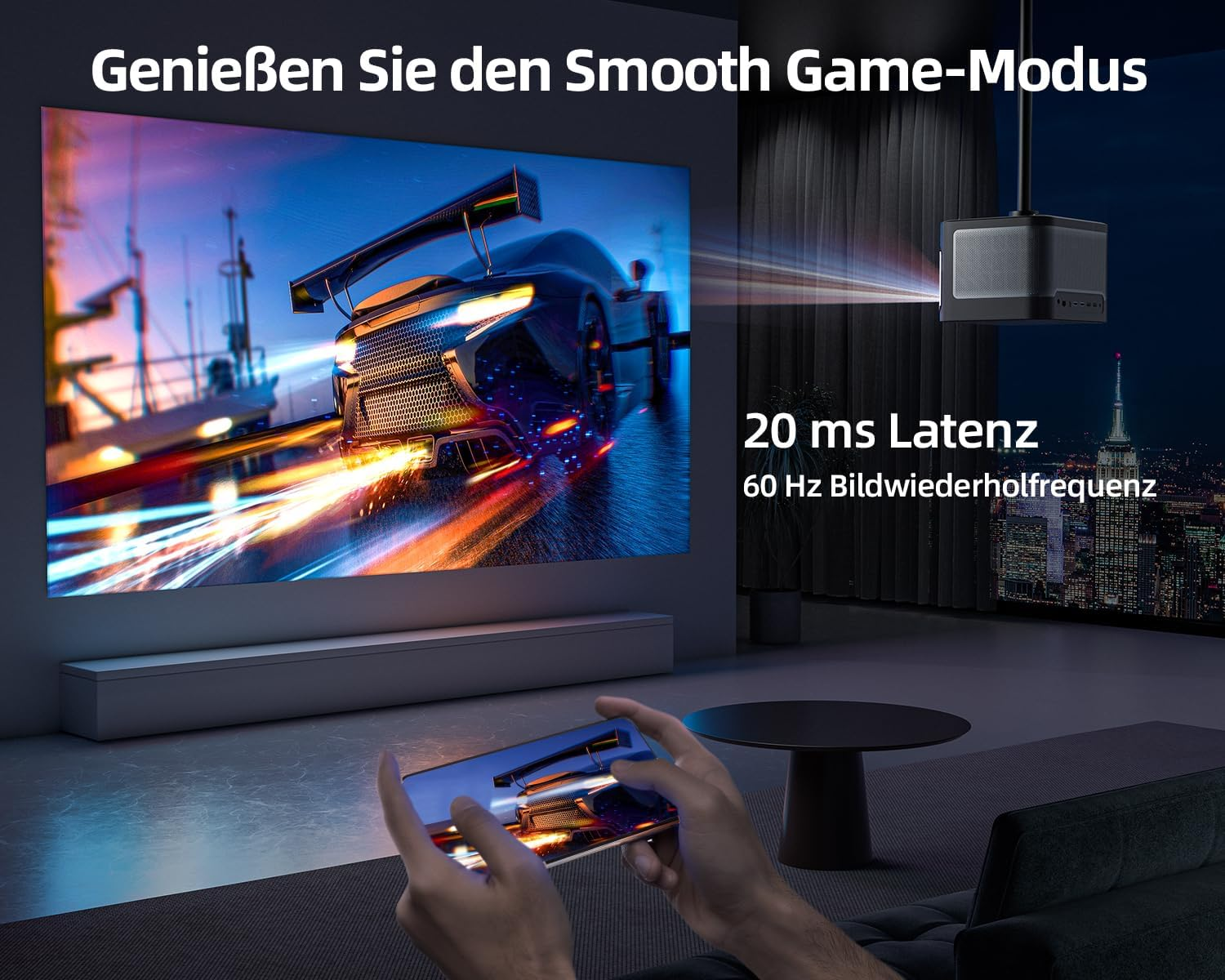 Ein Projektor zeigt ein Rennauto auf einer Leinwand. Eine Person hält ein Telefon.