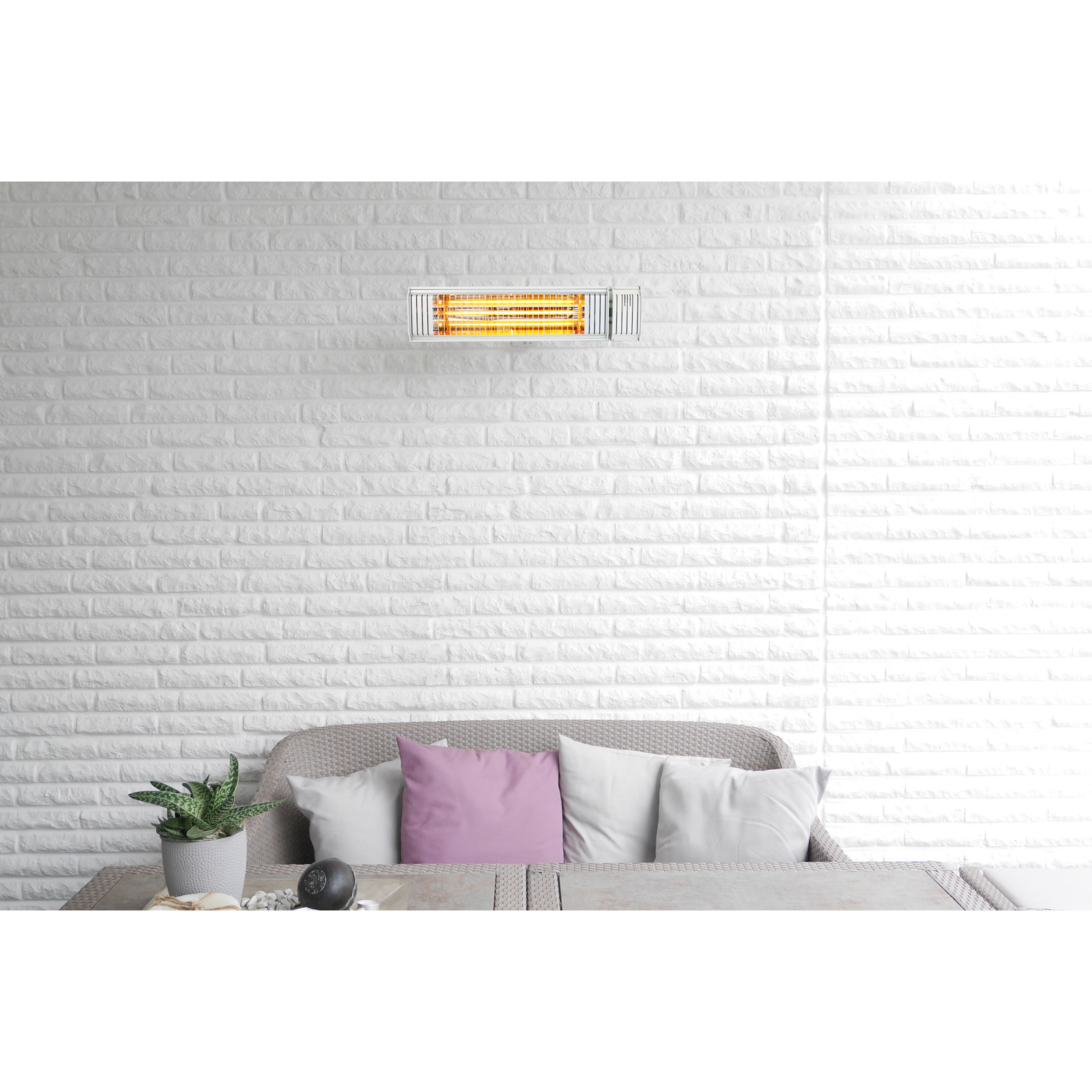 Heizung an weißer Backsteinmauer, mit Sofa.