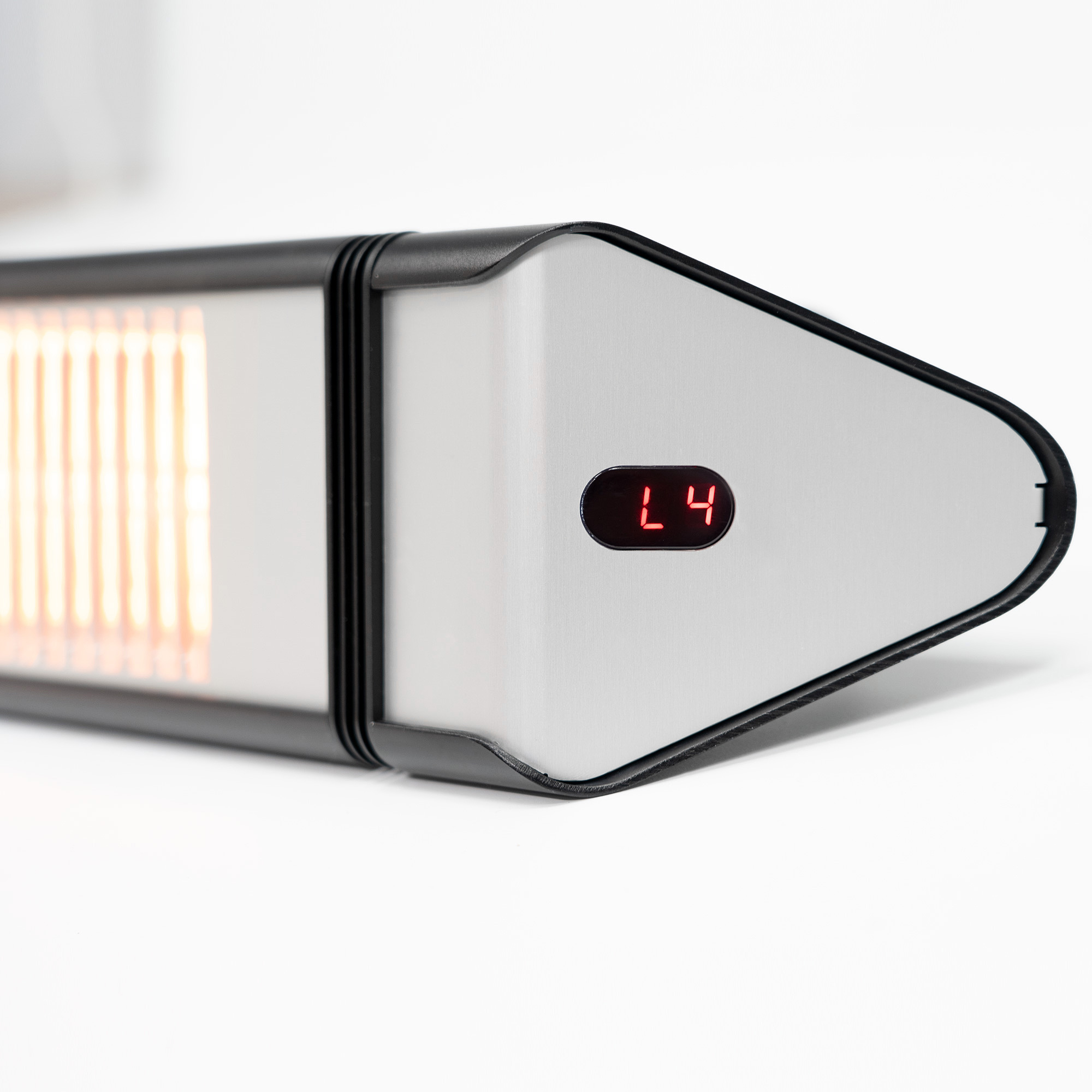 Nahaufnahme eines grauen Heizungsendes mit roter LED-Anzeige, die L4 anzeigt, und schwarzen Akzenten.