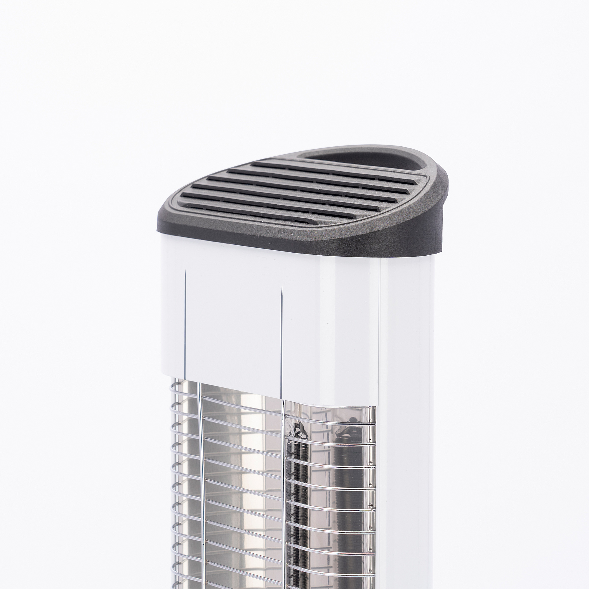 Weißer und silberner vertikaler Ventilator mit schwarzem Gitter oben. Der Ventilator hat ein modernes, minimalistisches Design.