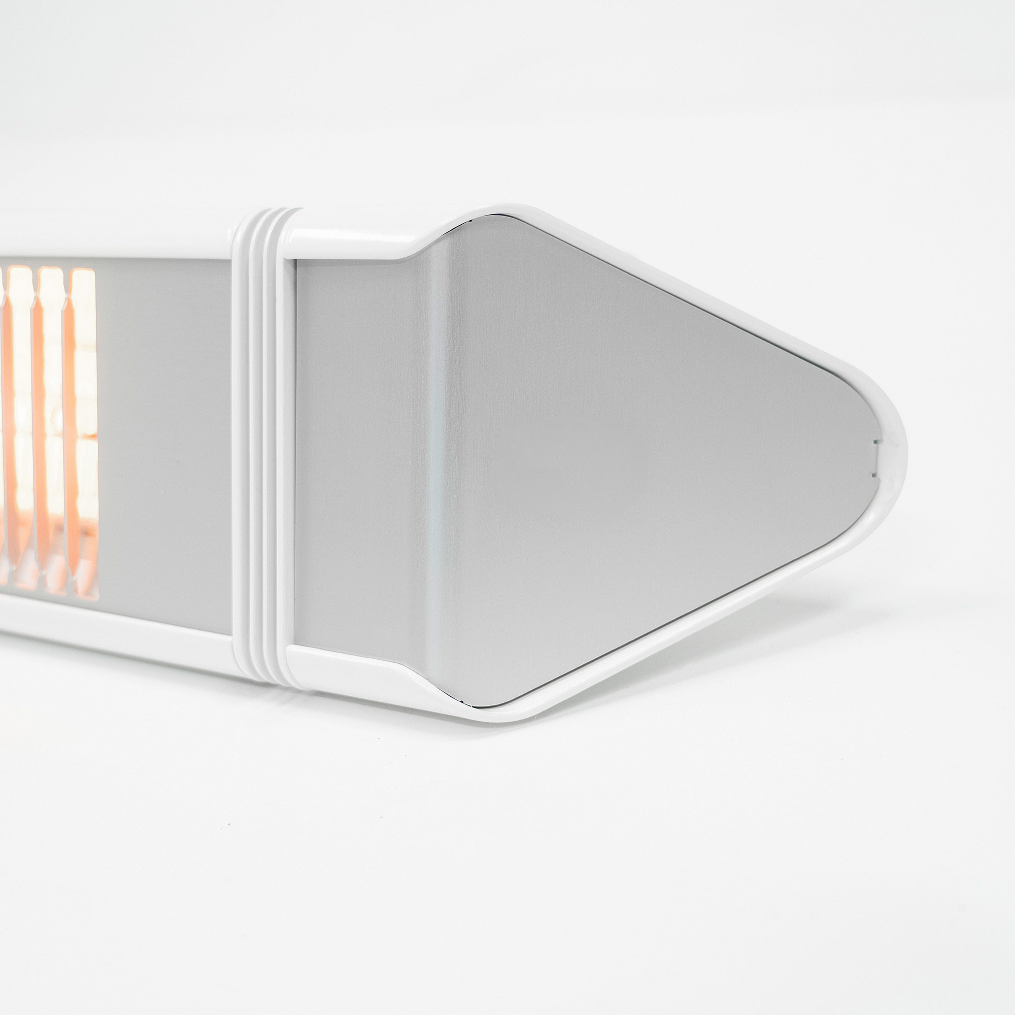 Eine moderne Lampe in Weiß und Grau mit geometrischer Form, vor weißem Hintergrund.
