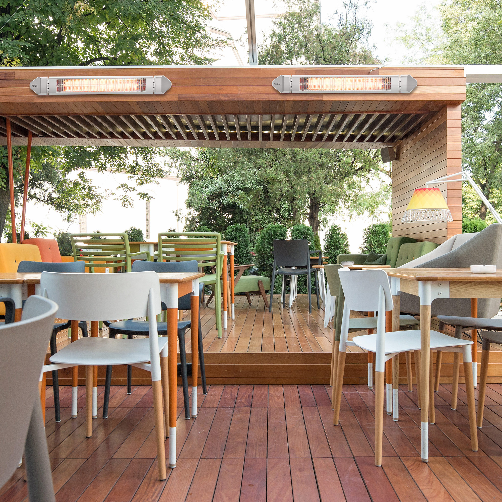 Szene eines Restaurants im Freien. Holzboden, Tische und Stühle unter einer Holzkonstruktion. Zwei Heizungen sind montiert.