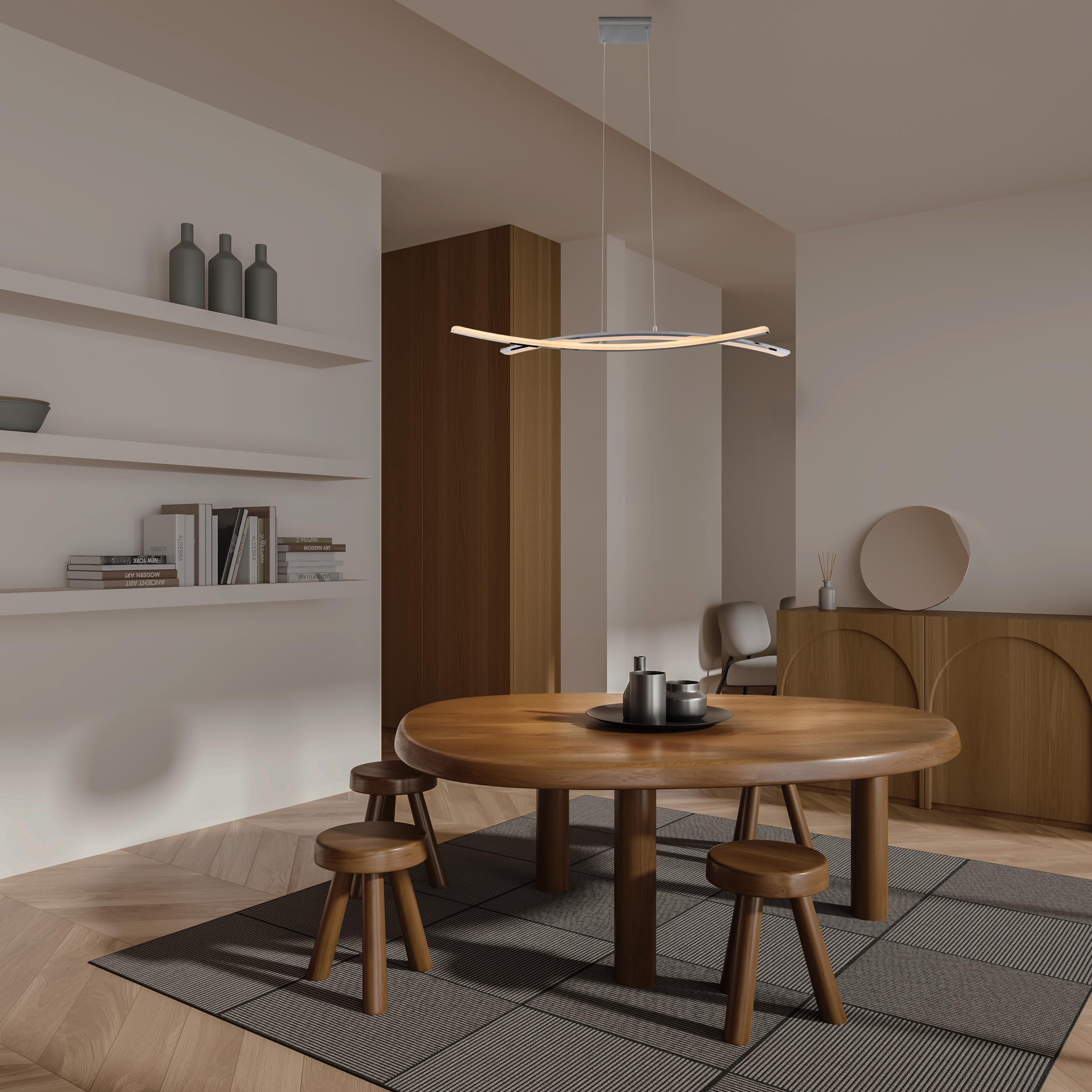 Esszimmer mit Holztisch, Hockern, einer Leuchte und Regalen mit Dekoration vor einer weißen Wand.