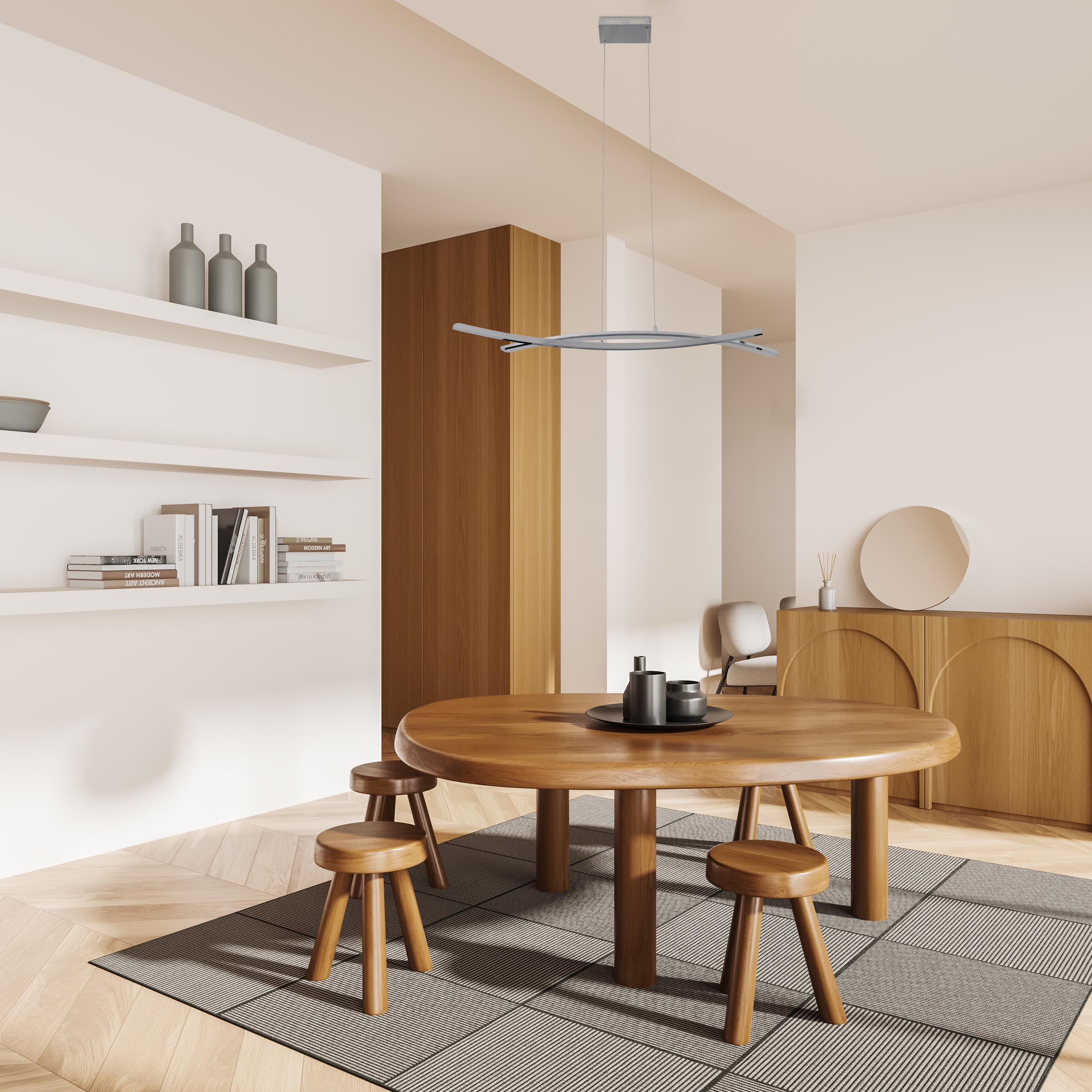 Innenraum mit Holztisch, Hockern, Teppich und moderner Pendelleuchte.
