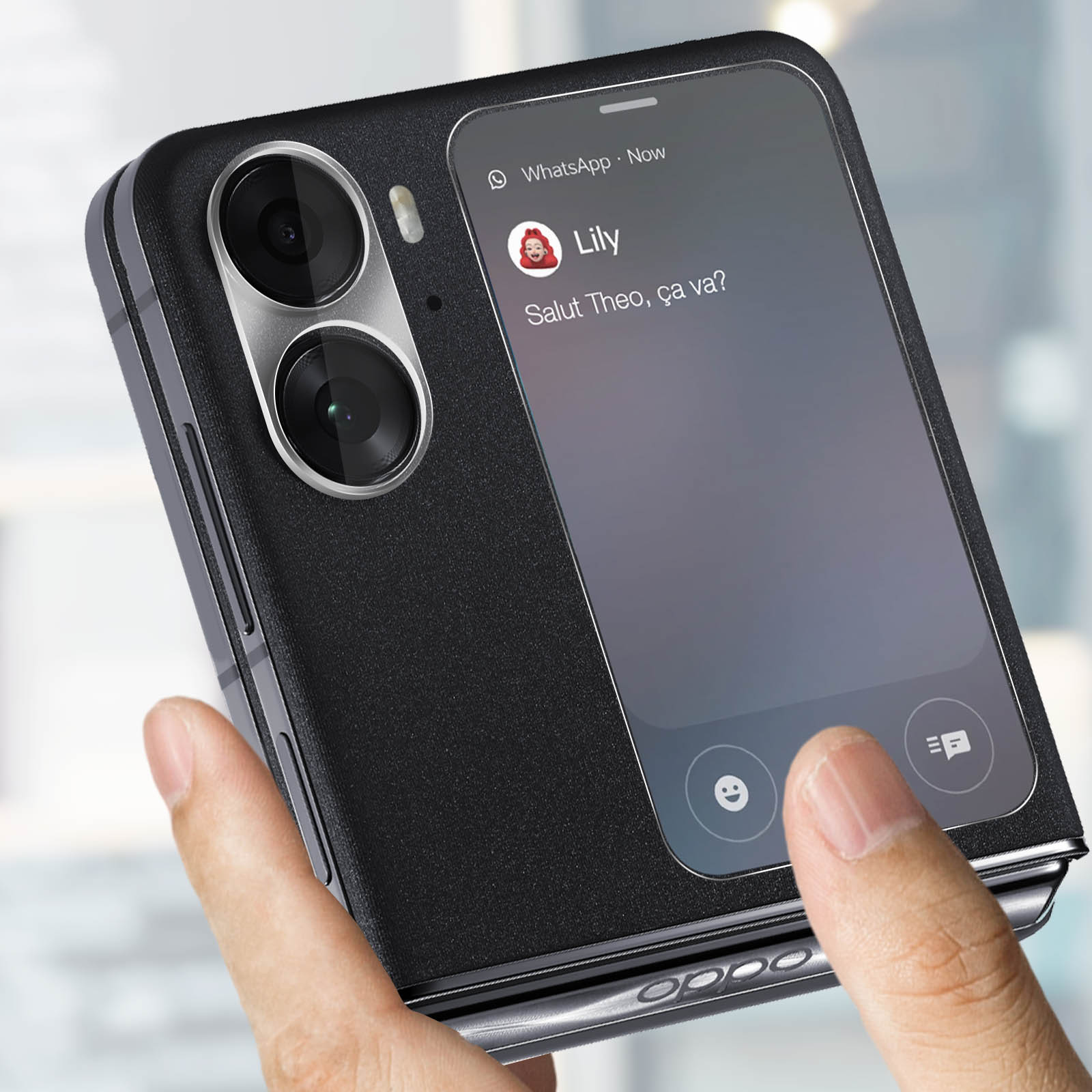 Un telefono pieghevole che mostra un messaggio WhatsApp. Mano che lo tiene.