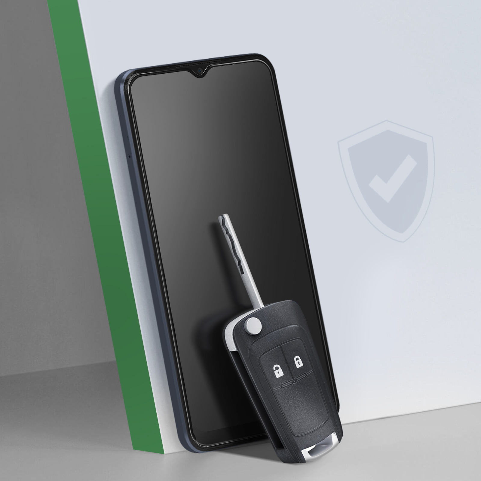 Un téléphone avec un protecteur d'écran et une clé de voiture, appuyé contre un fond blanc.