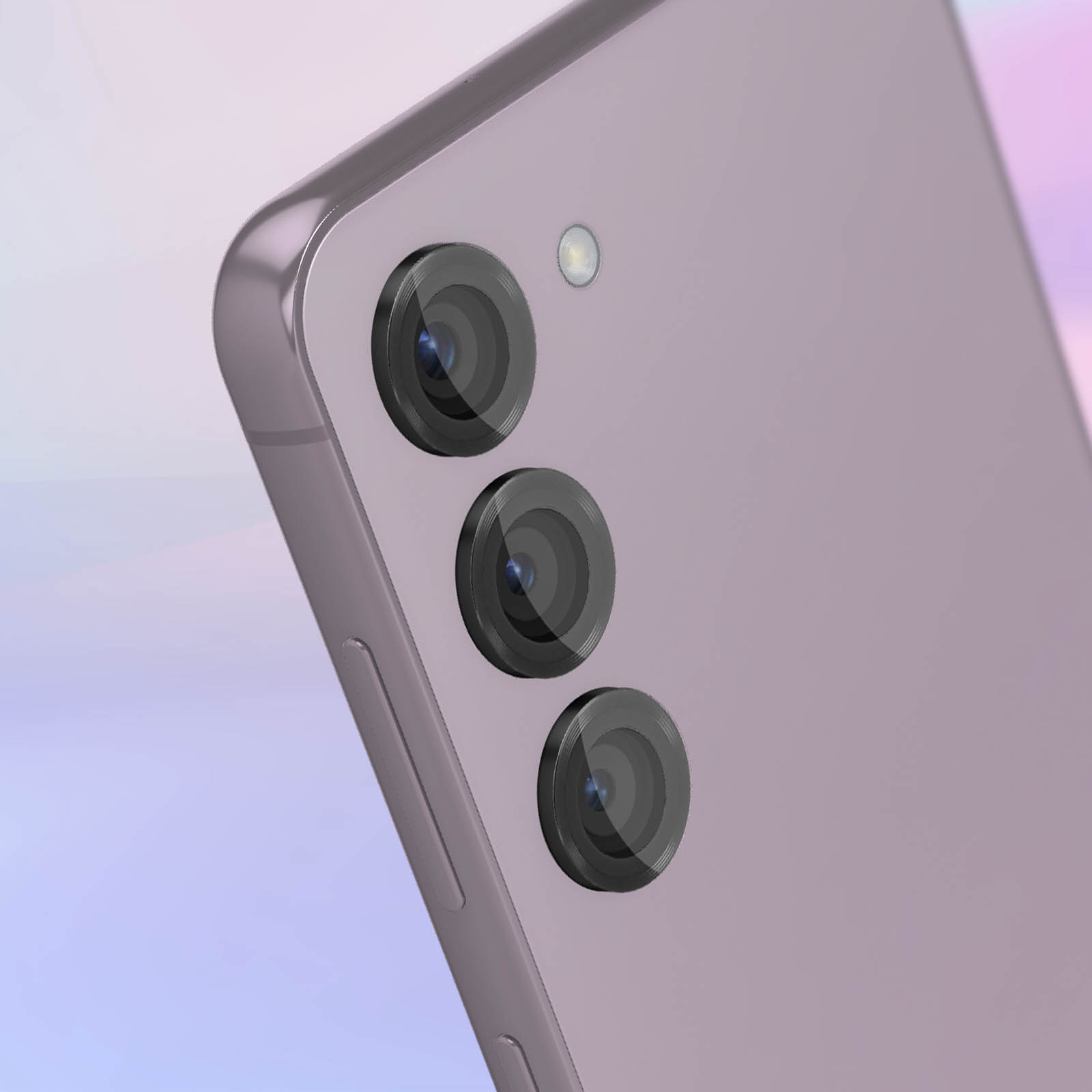 Gros plan de l'arrière d'un téléphone violet avec trois objectifs et un flash.