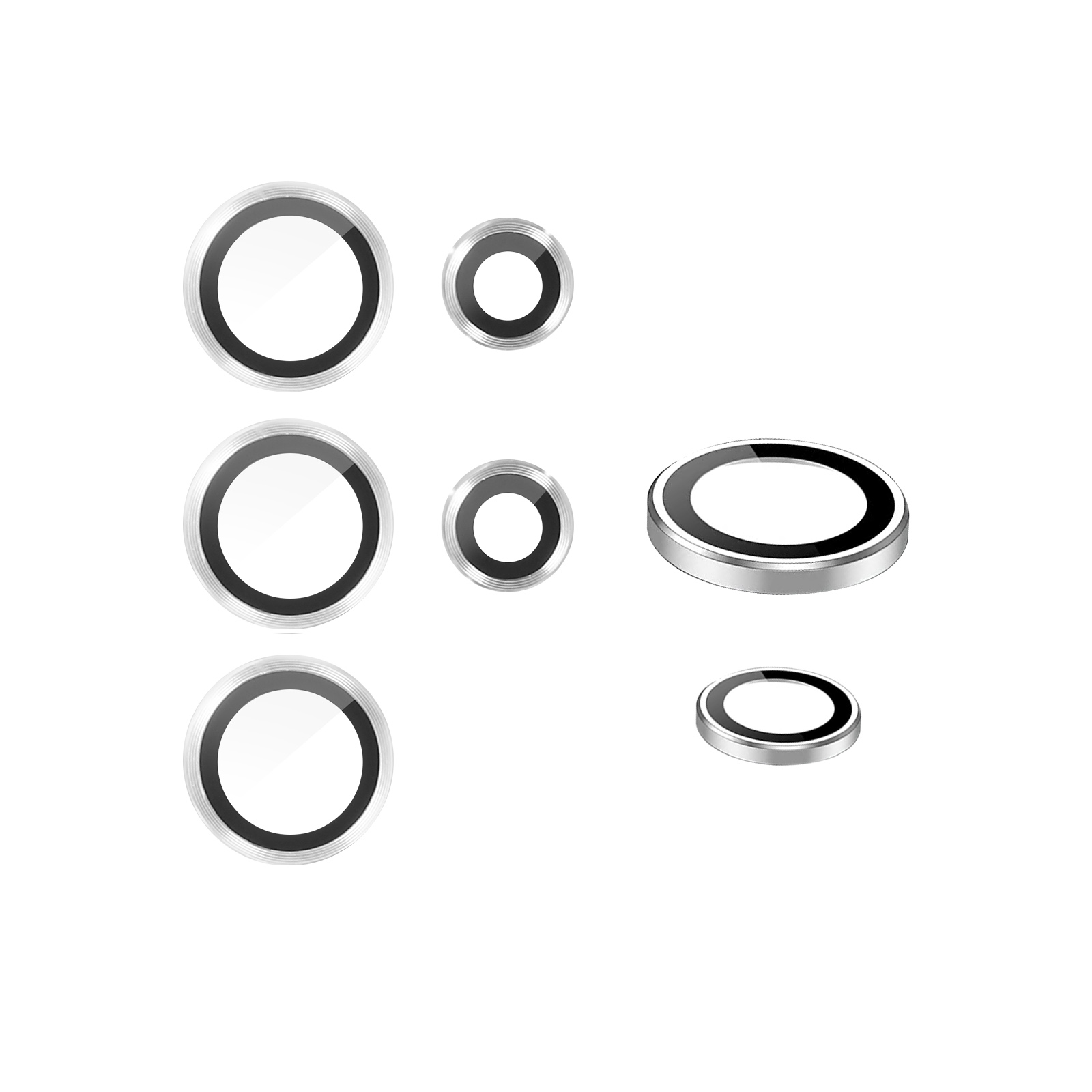 Six cache-objectifs de caméra en métal argenté, de différentes tailles et un anneau noir. Fond blanc.