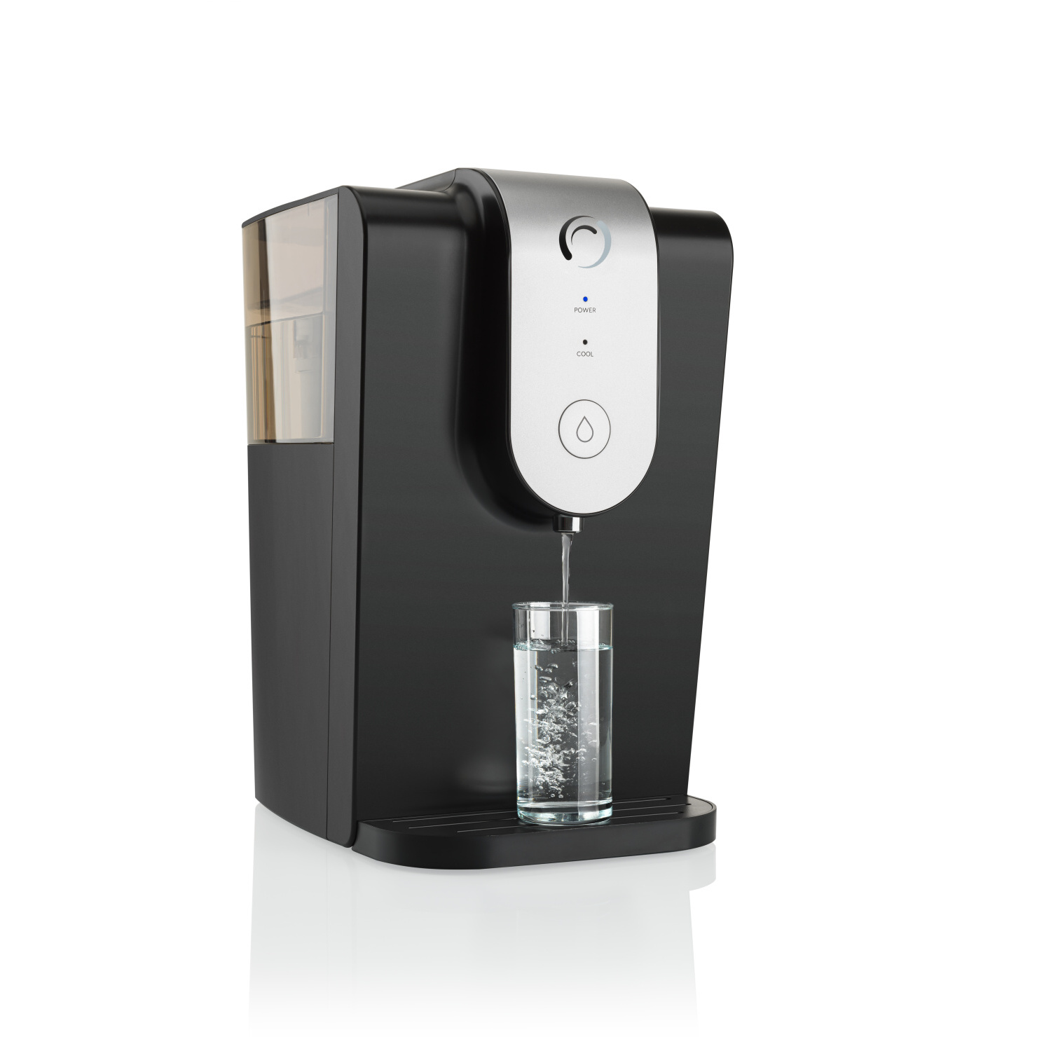 Czarny i srebrny dozownik wody dozujący wodę do szklanki.