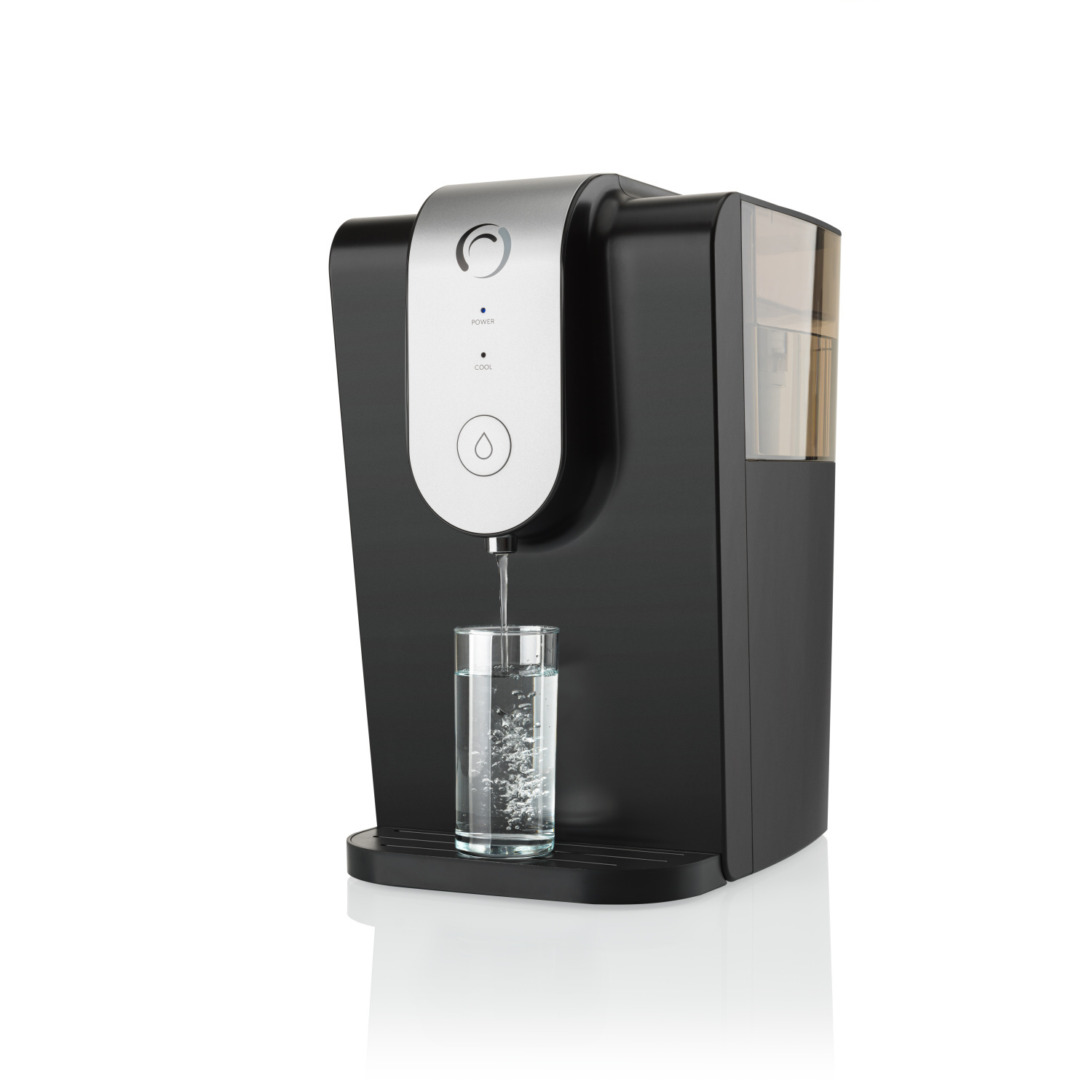 Czarny dystrybutor wody ze szklanką napełniającą się wodą na białym tle.