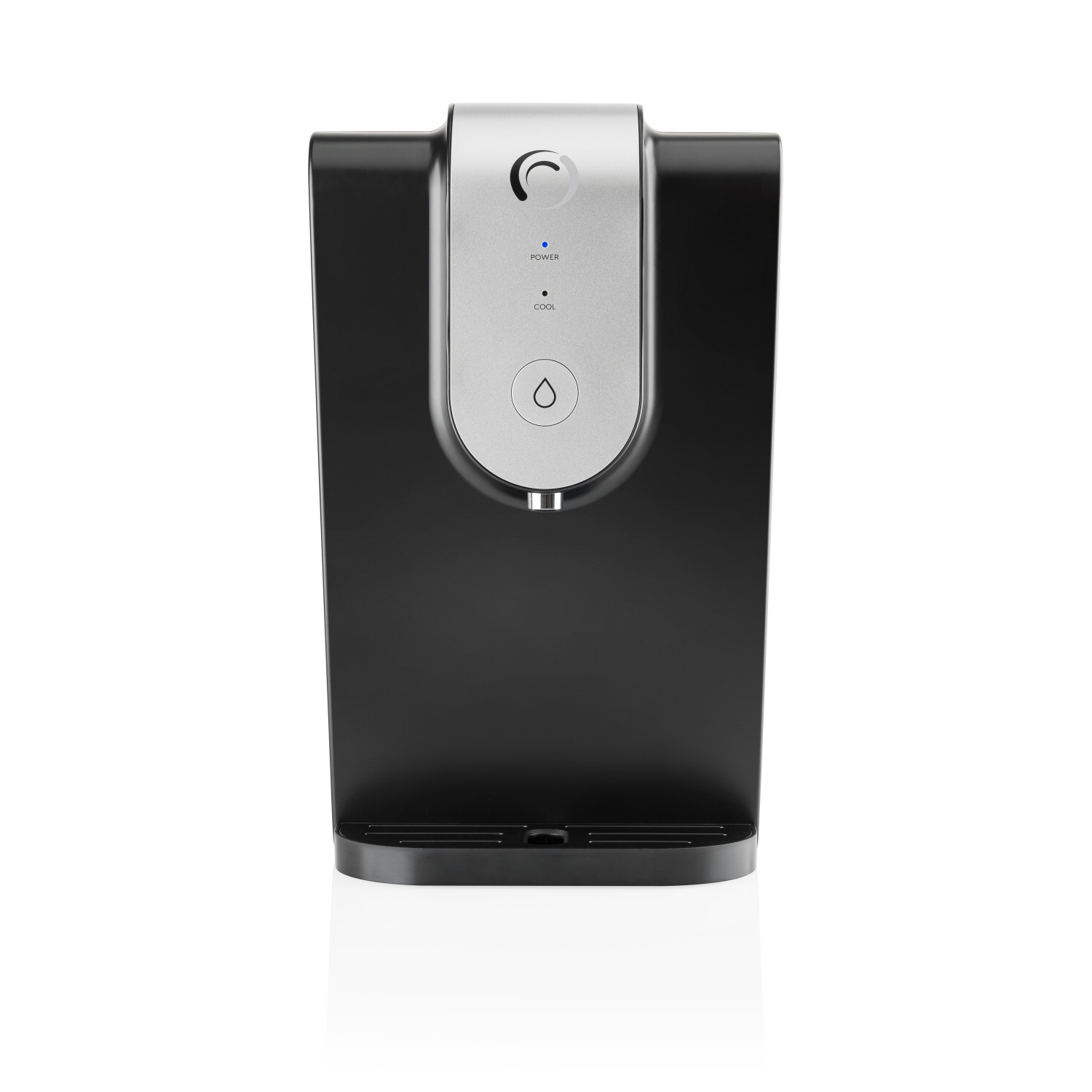 Czarny i srebrny dystrybutor wody. Prosty design z etykietami 'POWER' i 'COOL' oraz wylotem wody.