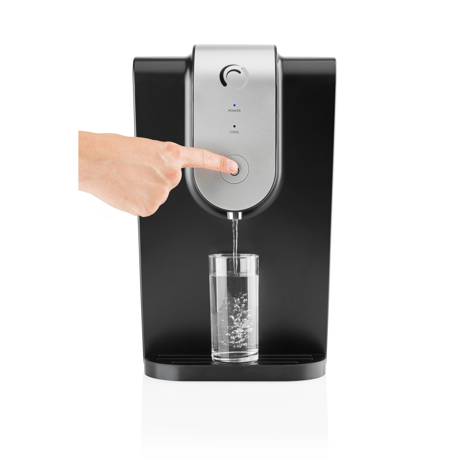 Ręka naciska przycisk na czarnym dystrybutorze wody. Szklanka poniżej.