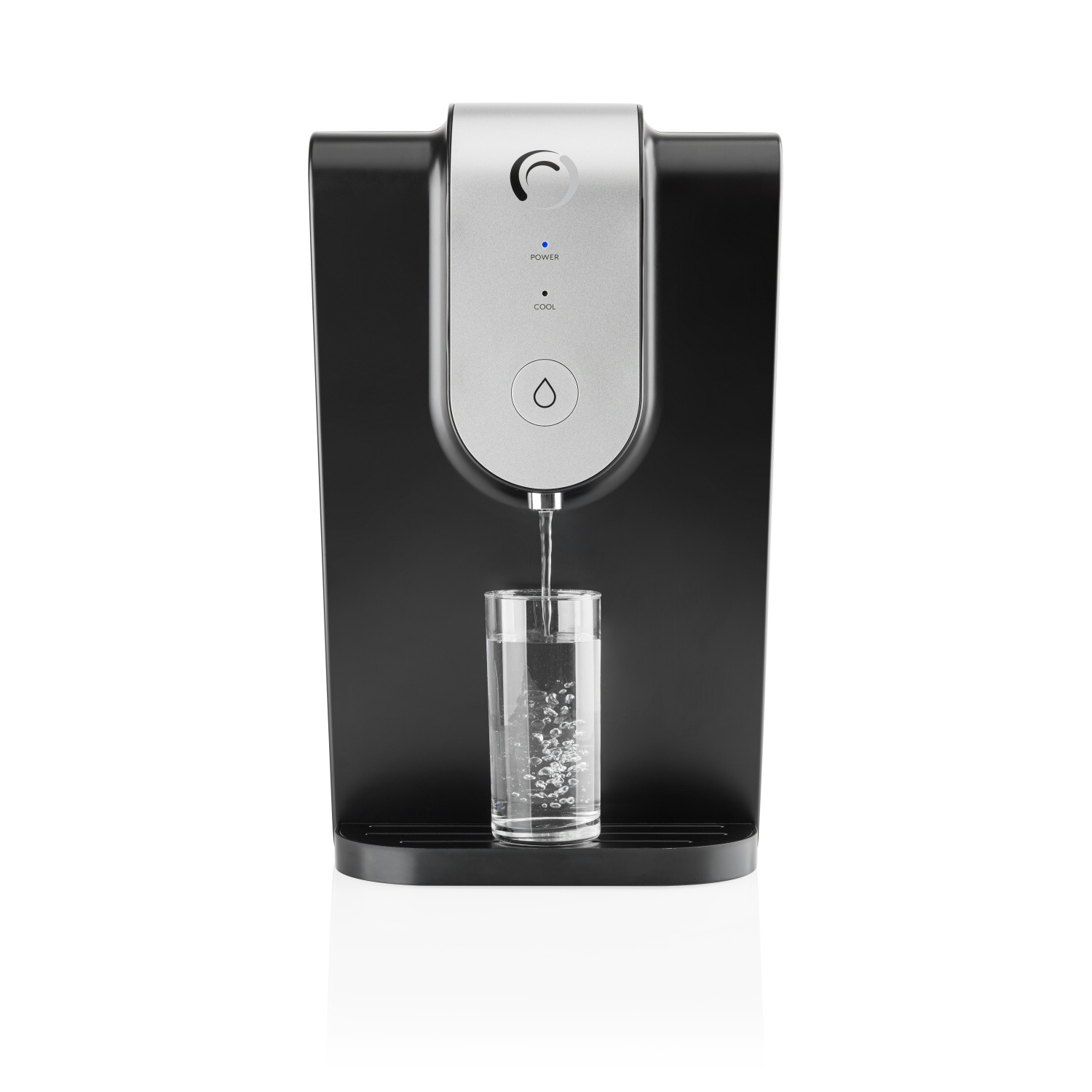 Czarny dystrybutor wody z wodą wlewaną do szklanki na białym tle.