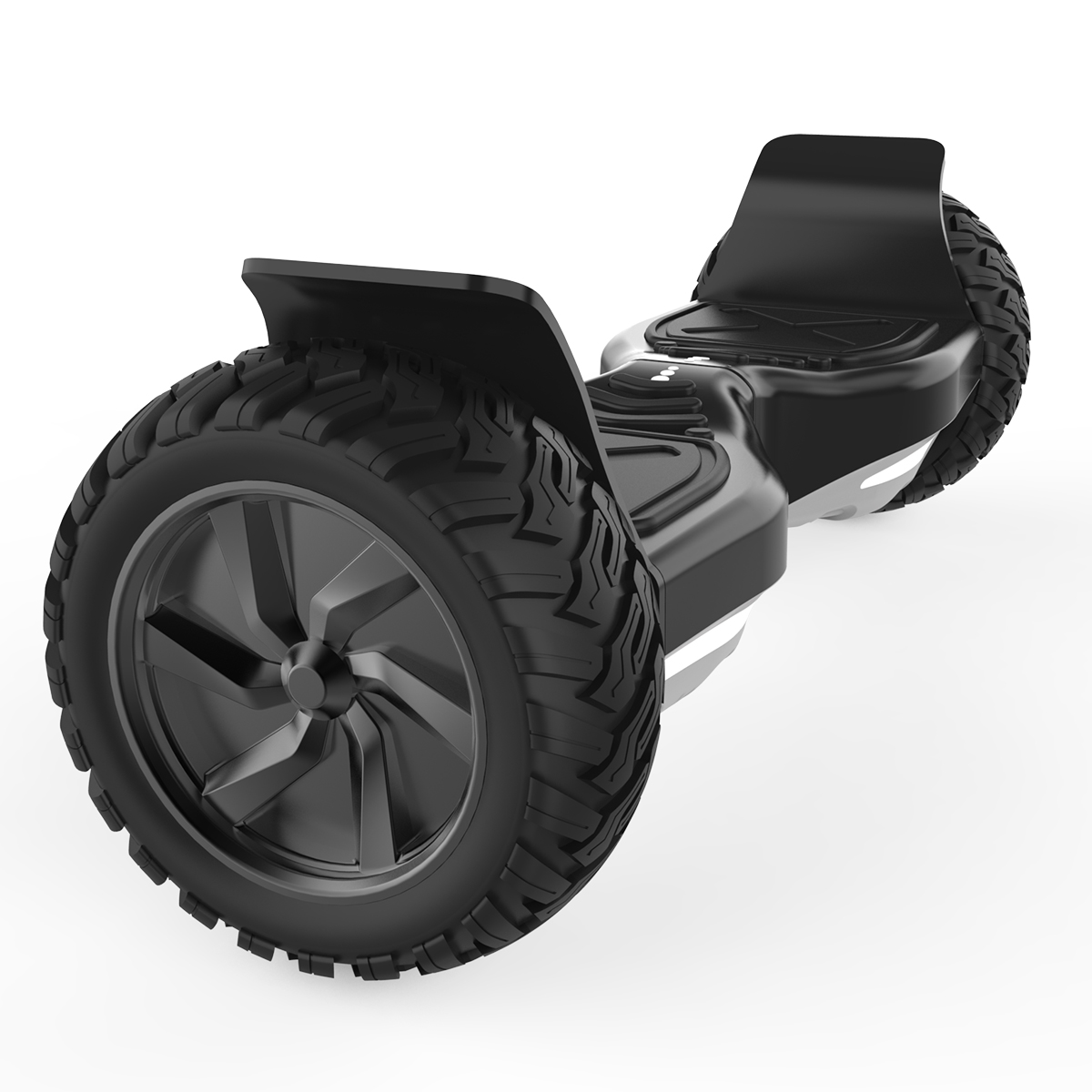 Ein schwarzes und graues Hoverboard mit Geländereifen, isoliert auf weißem Hintergrund.