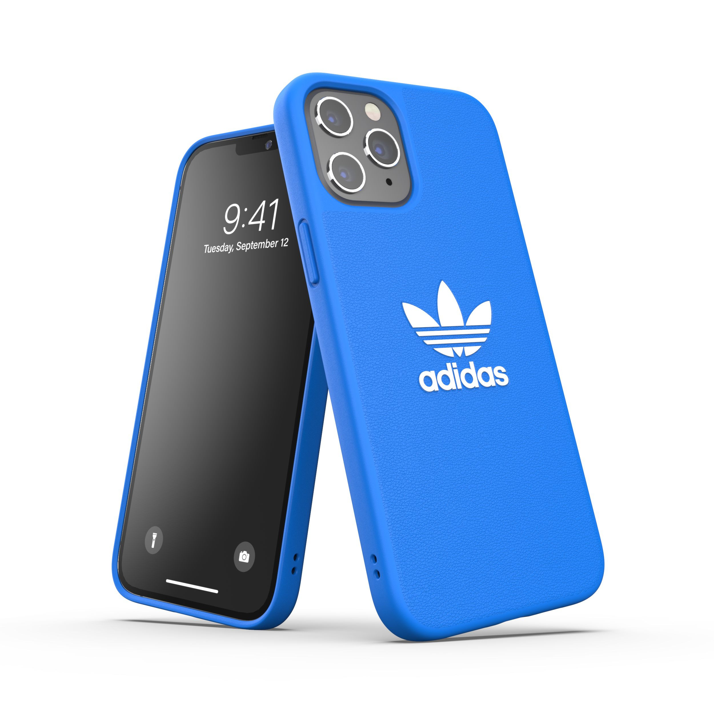 Una funda azul Adidas para teléfono sobre una superficie blanca. Un teléfono a la izquierda. El logo de Adidas es visible.