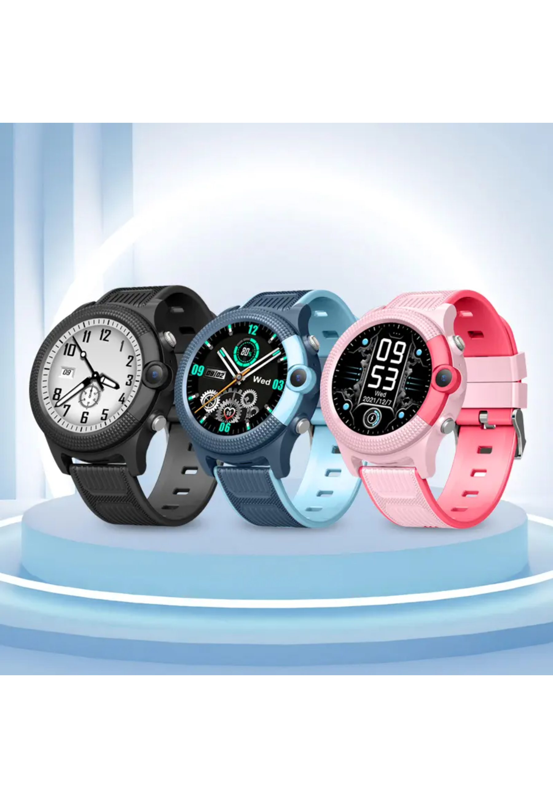 Drei Smartwatches in verschiedenen Farben auf einer hellblauen Plattform. Jede Uhr zeigt die Zeit und hat ein rundes Zifferblatt.