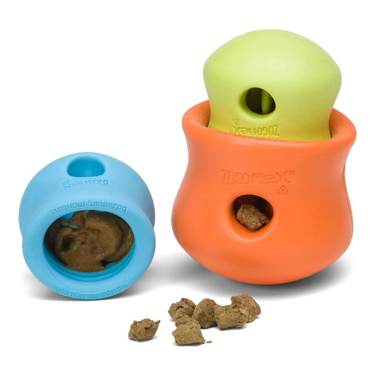Due giocattoli per cani, uno blu e uno arancione con snack, su sfondo bianco.
