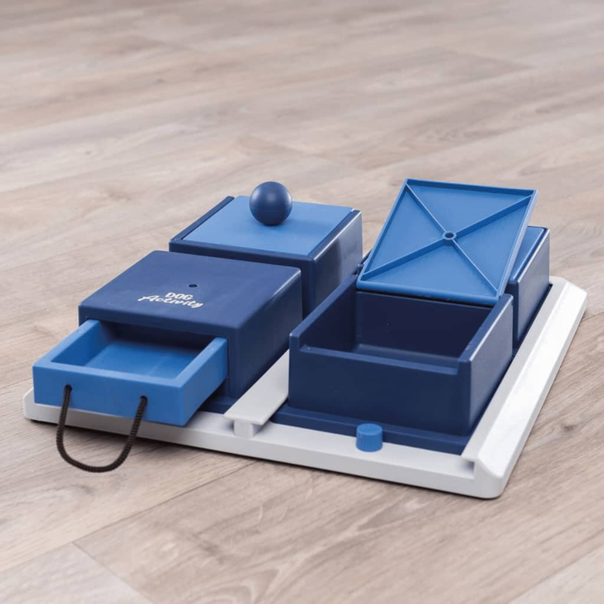 Un giocattolo puzzle per cani con cassetti e scomparti blu, progettato per il gioco interattivo.