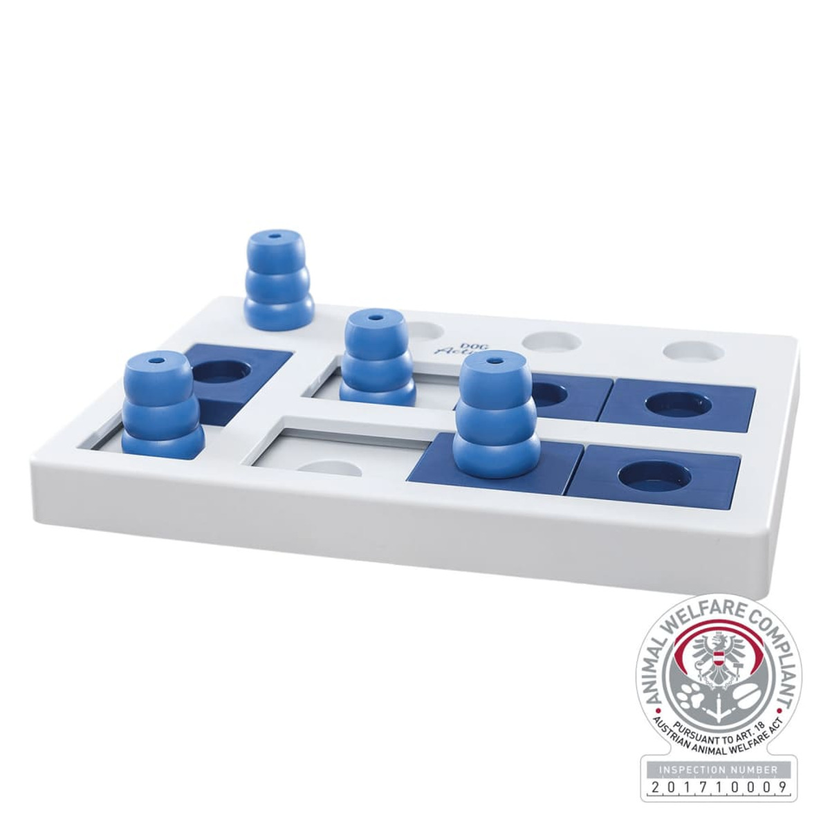 Gioco puzzle per cani con cilindri blu, base bianca e blu. Etichetta di conformità Animal Welfare.