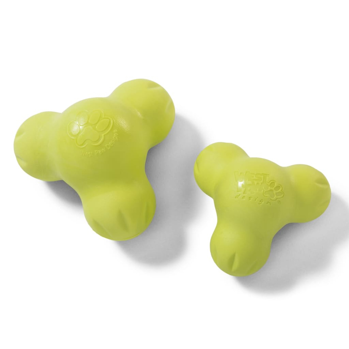 Due giocattoli per cani verde chiaro con design a tre lobi e impronta.