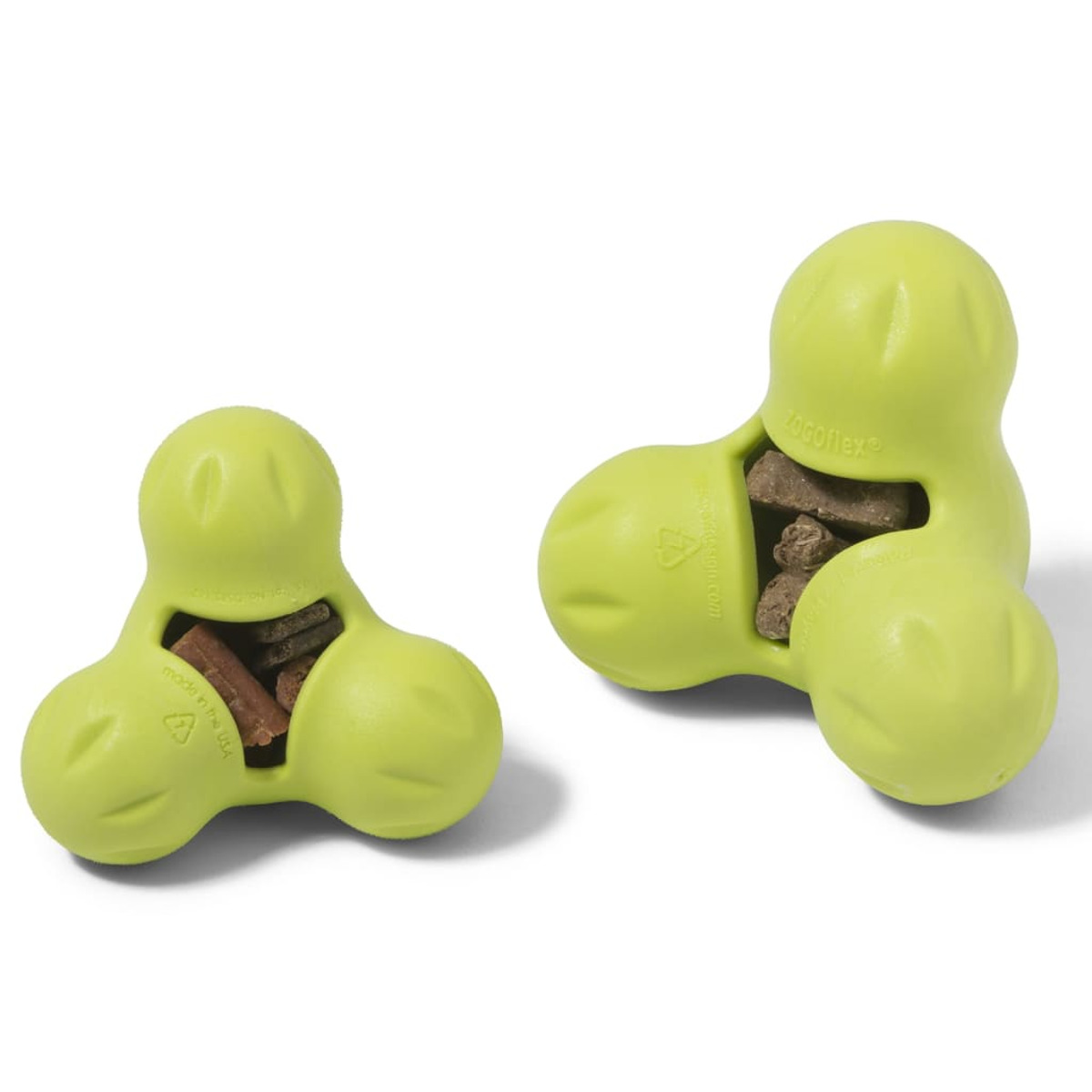 Due giocattoli verdi per cani con snack all'interno, progettati a forma di tre lobi.