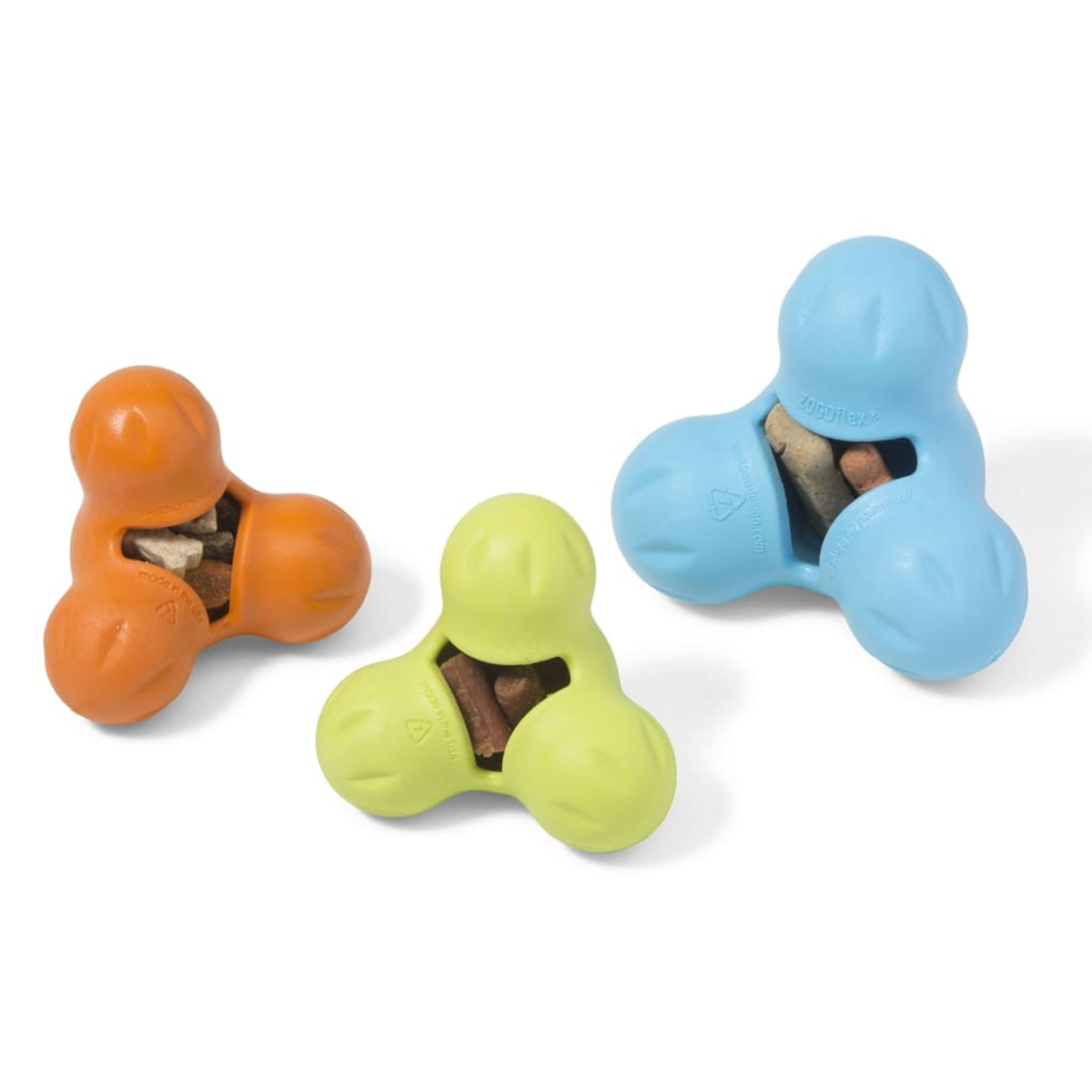 Tre giocattoli per cani, ognuno con tre sfere, riempiti di snack.