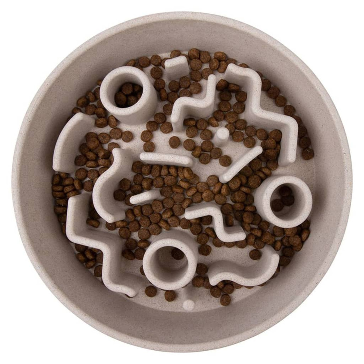 Hundenapf mit Labyrinth-Design, gefüllt mit Trockenfutter. Beige Farbe, kreisförmige Form.