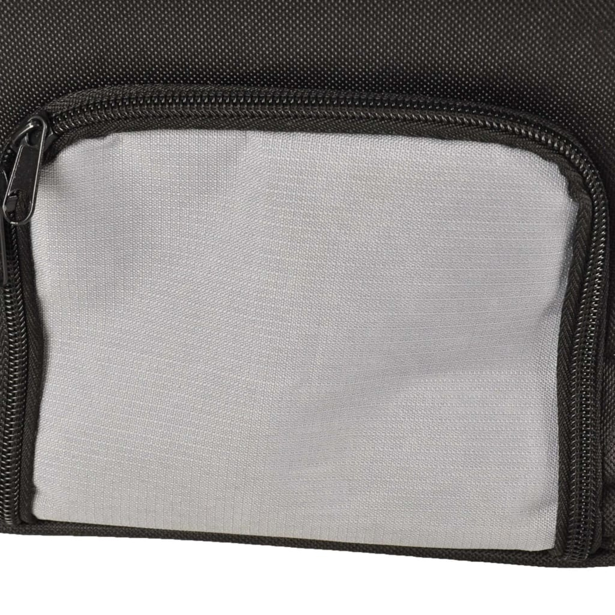 Nahaufnahme der Tasche einer schwarzen Tasche, die ein silbernes Stoffinnere zeigt.