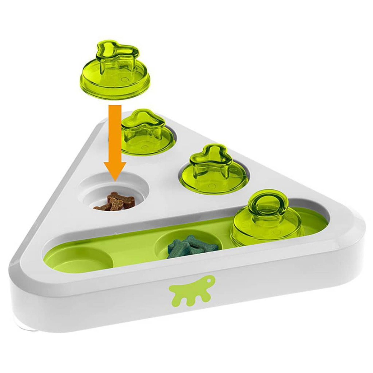Un juguete para gatos con tres tapas verdes y comida en la sección inferior. Base blanca y verde.