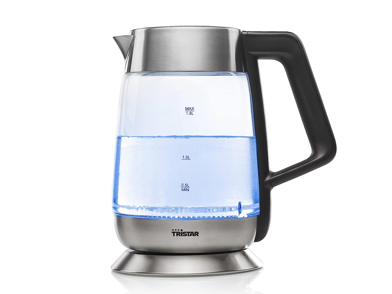 Ein Glaskocher, gefüllt mit Wasser, mit blauem Licht und schwarzem Griff.